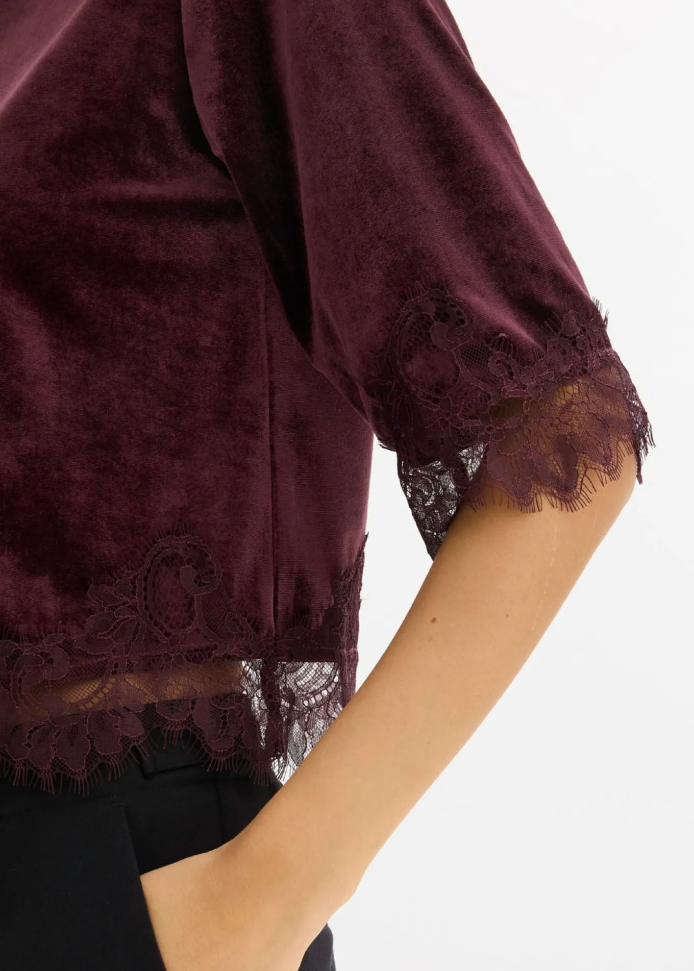 Camiseta de terciopelo con encaje