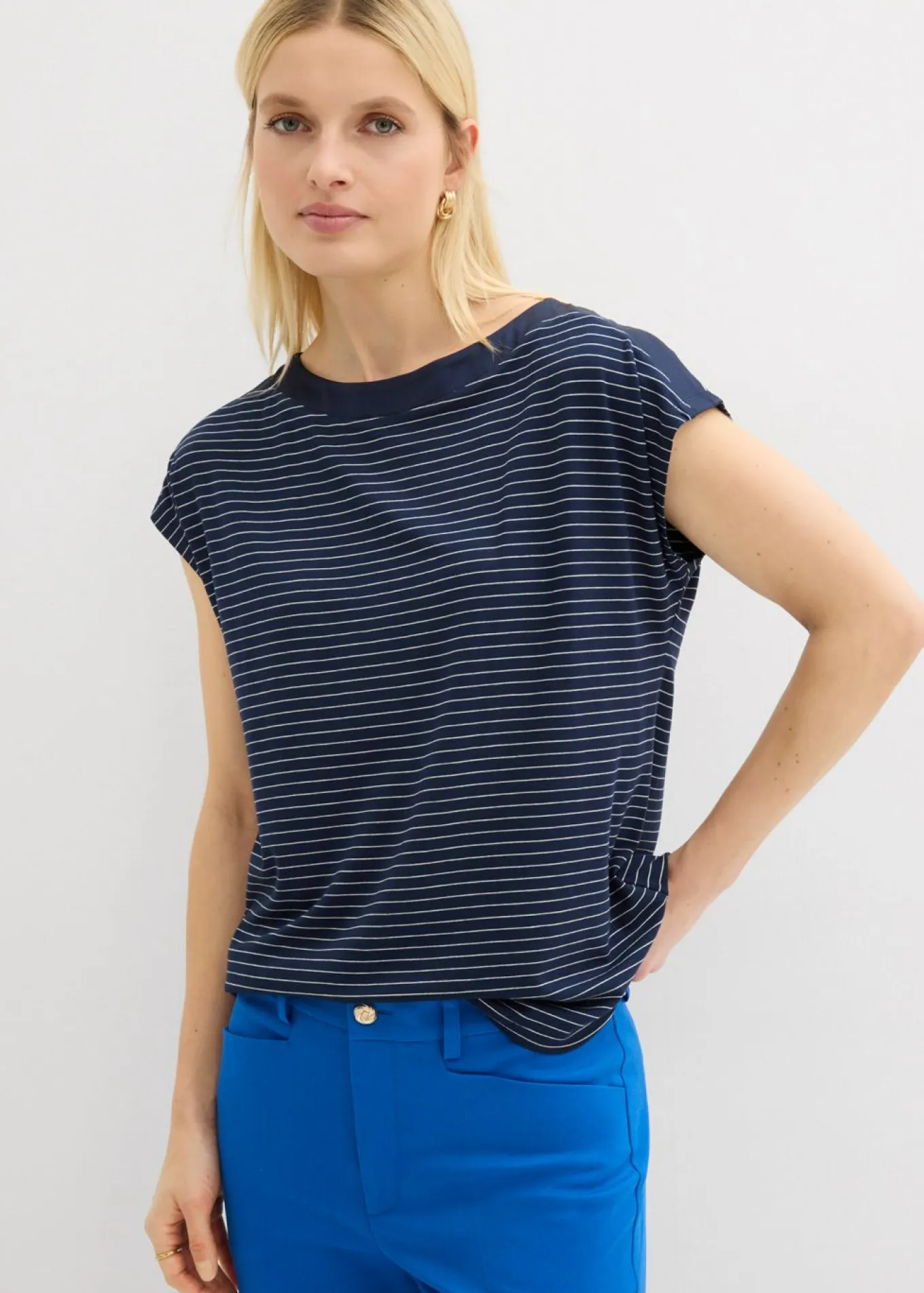 Camiseta de viscosa fluida con ribete de satén
