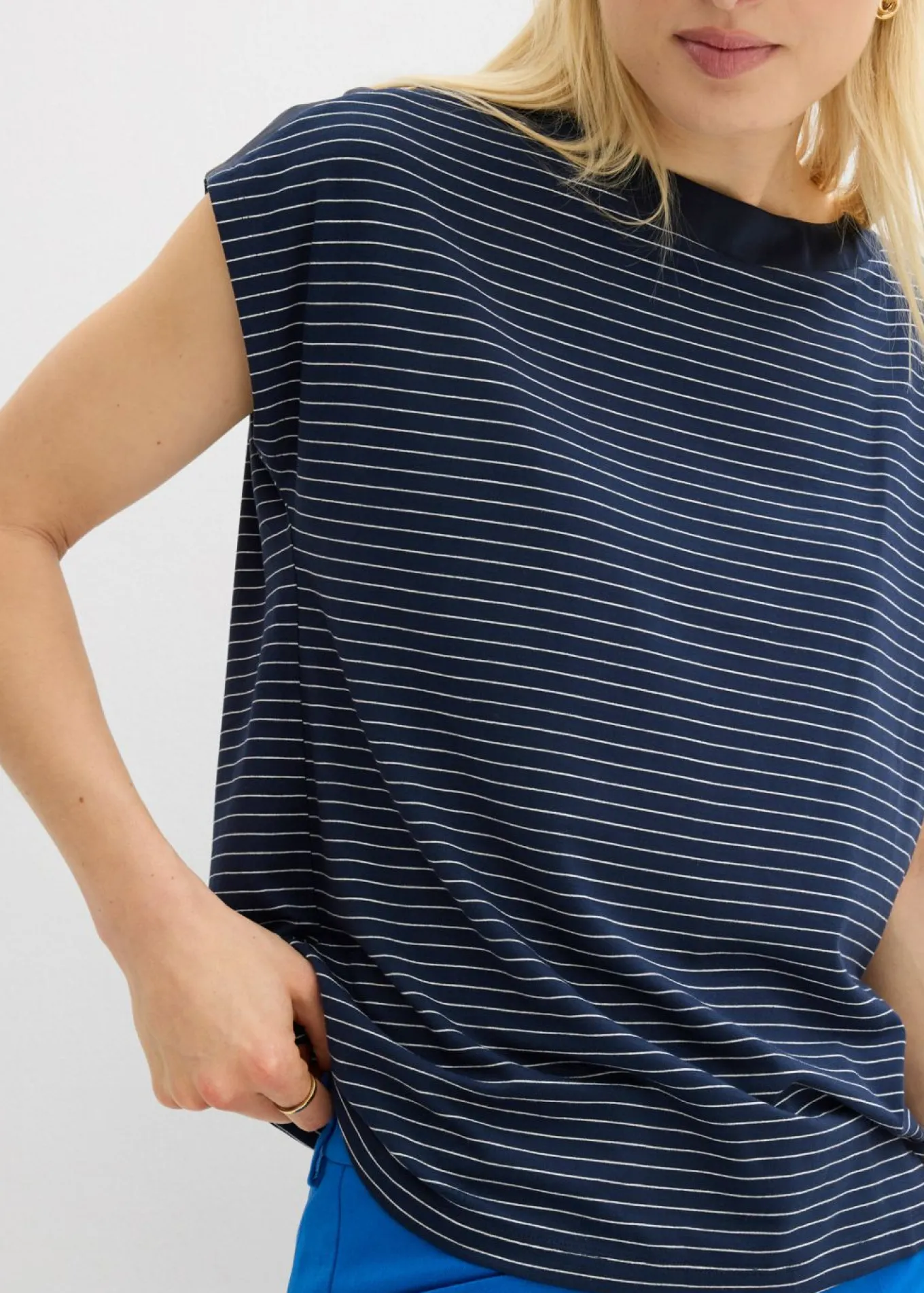 Camiseta de viscosa fluida con ribete de satén