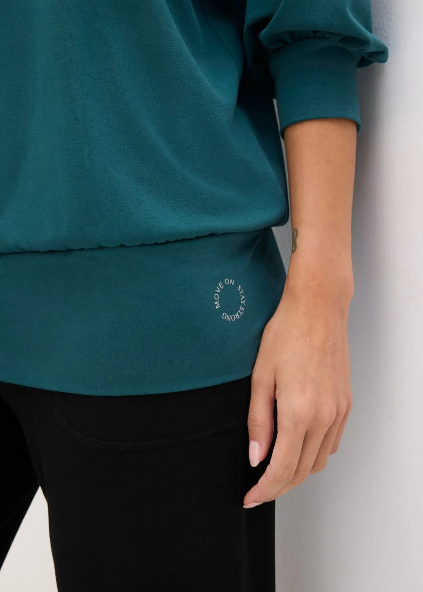Camiseta deportiva con corte holgado, mangas ¾ y material de secado rápido