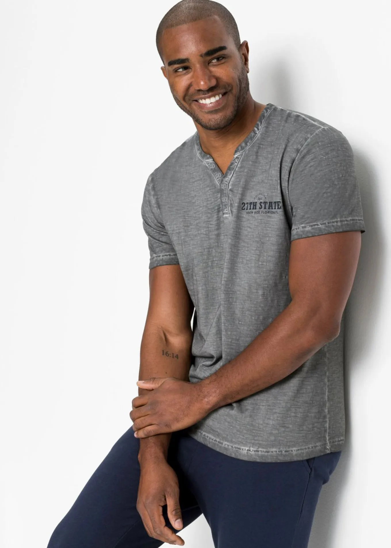 Camiseta henley de algodón orgánico puro con manga corta y aspecto lavado