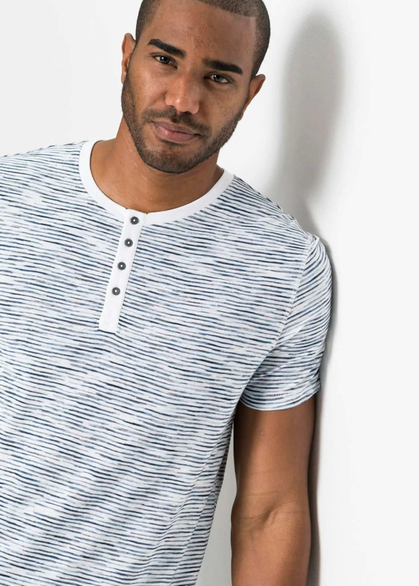 Camiseta henley de algodón puro con manga corta