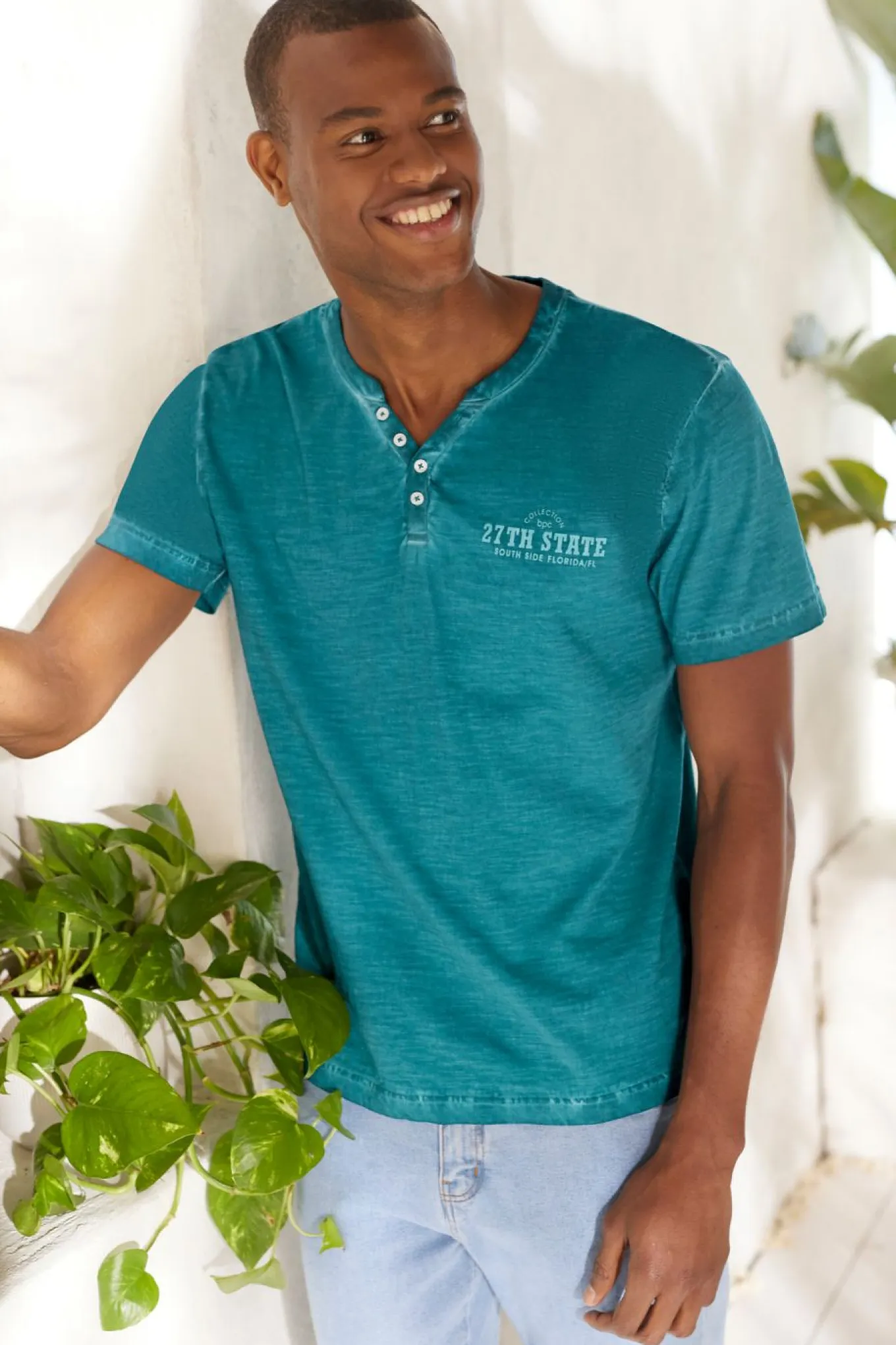 Camiseta henley de algodón orgánico puro con manga corta y aspecto lavado