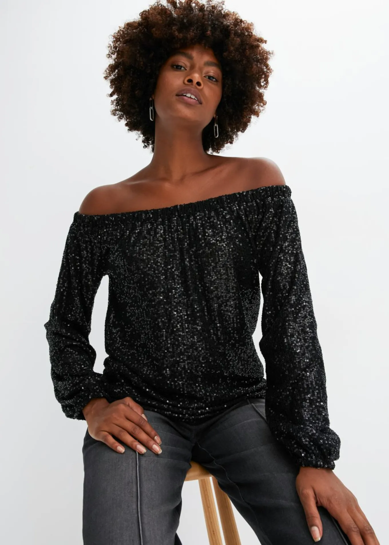 Camiseta holgada con escote bañera y lentejuelas