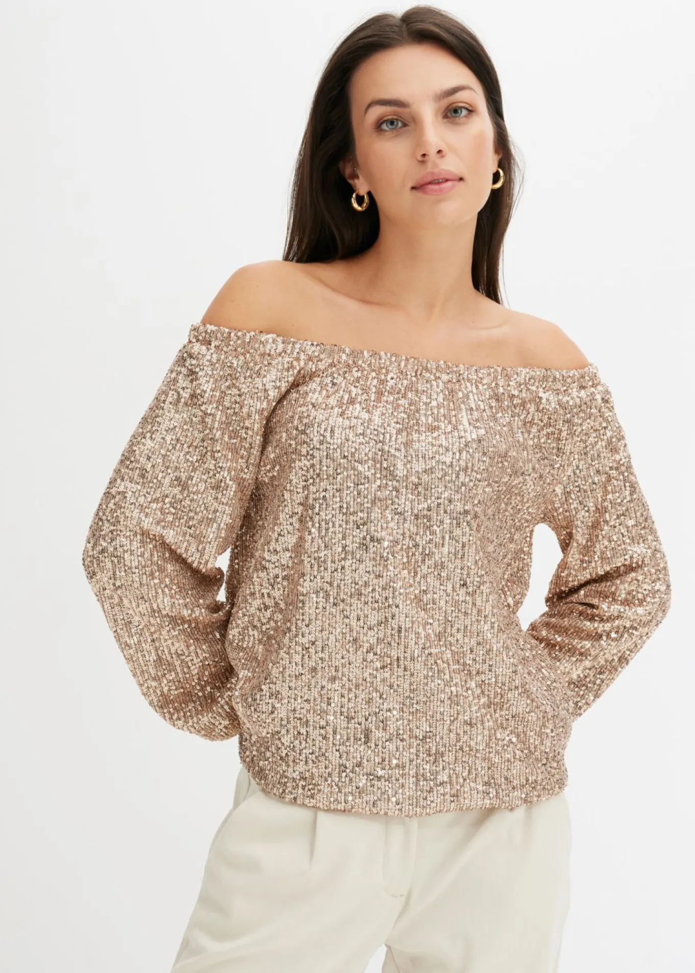 Camiseta holgada con escote bañera y lentejuelas