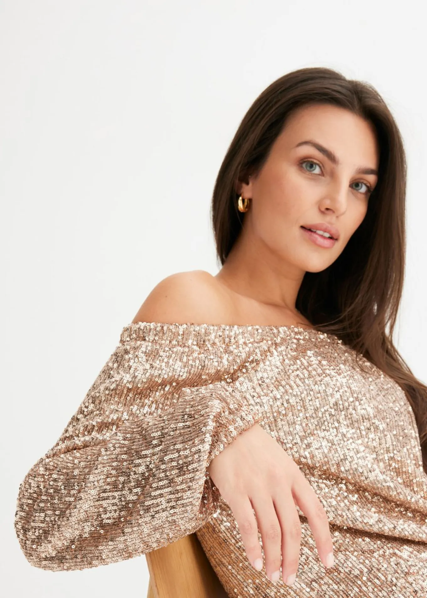 Camiseta holgada con escote bañera y lentejuelas