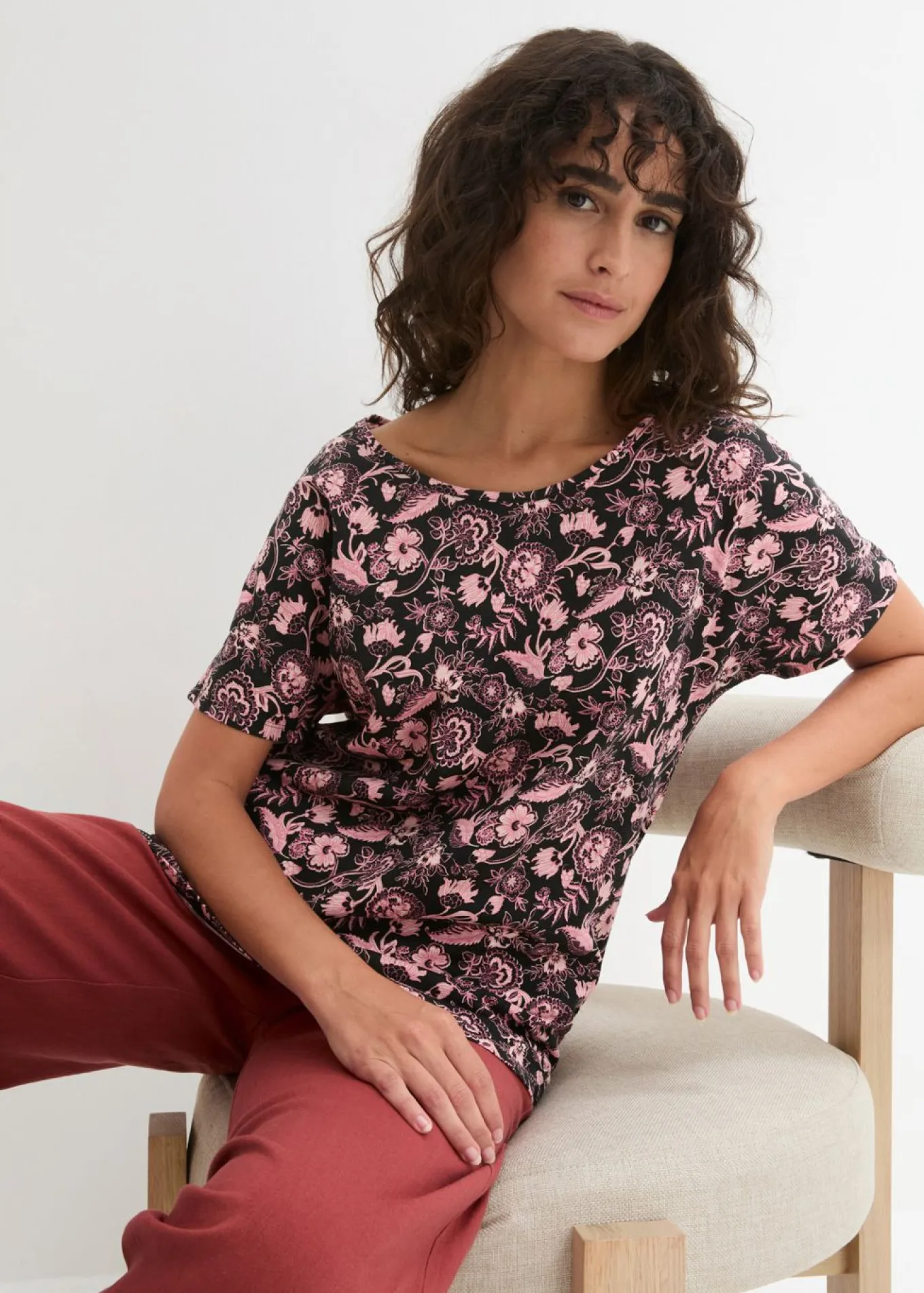 Camiseta holgada de hilo flameado de algodón orgánico con dobladillo redondeado