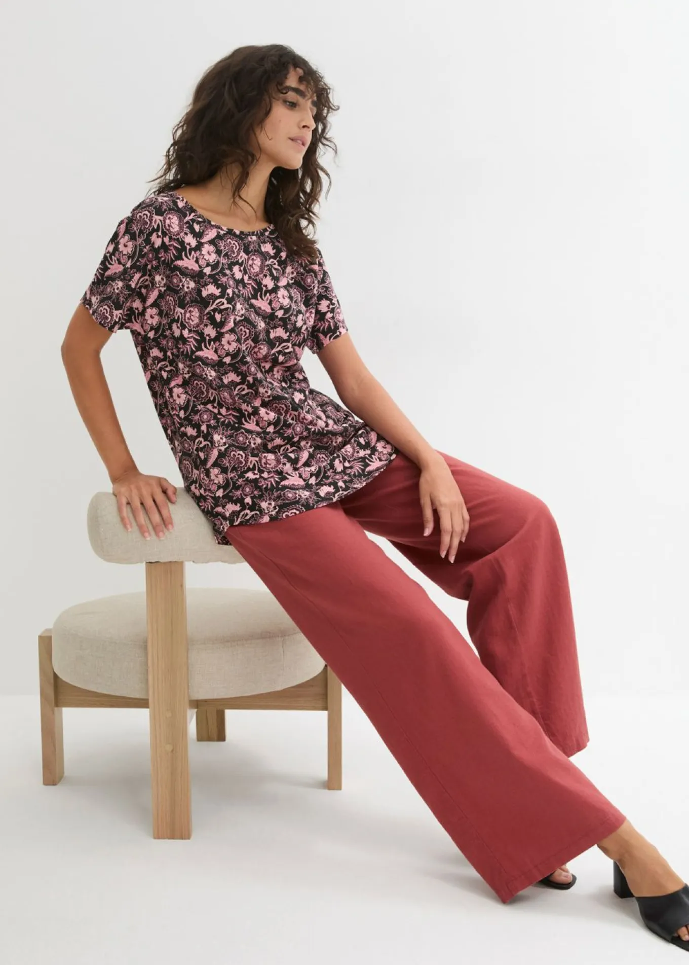 Camiseta holgada de hilo flameado de algodón orgánico con dobladillo redondeado