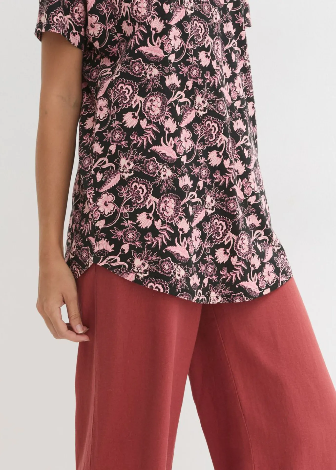Camiseta holgada de hilo flameado de algodón orgánico con dobladillo redondeado
