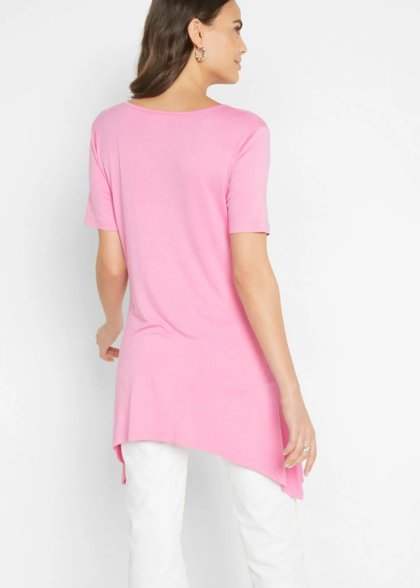 Camiseta larga con bajo irregular y estampado de mariposas