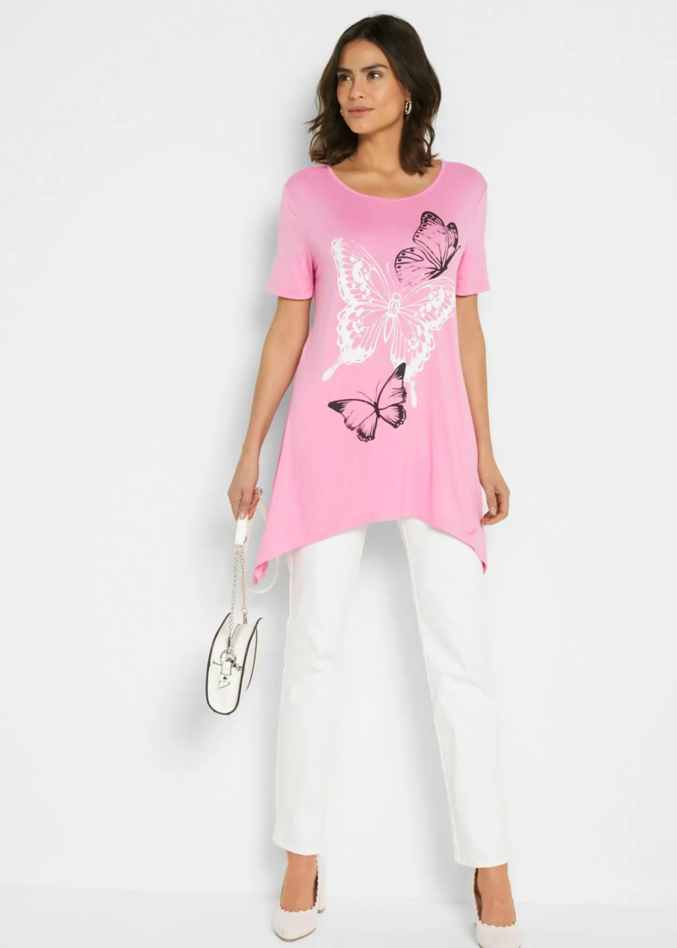 Camiseta larga con bajo irregular y estampado de mariposas