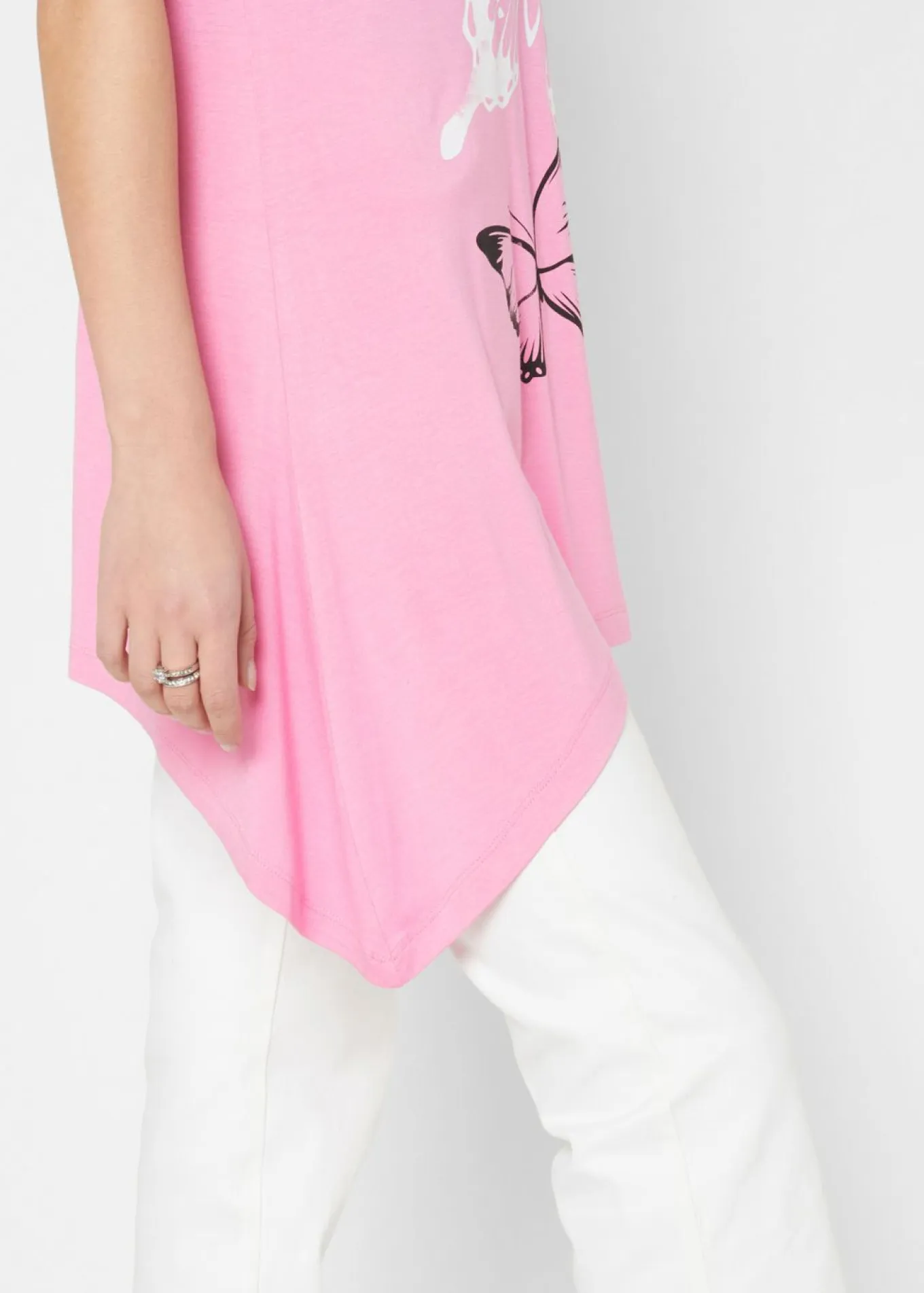 Camiseta larga con bajo irregular y estampado de mariposas