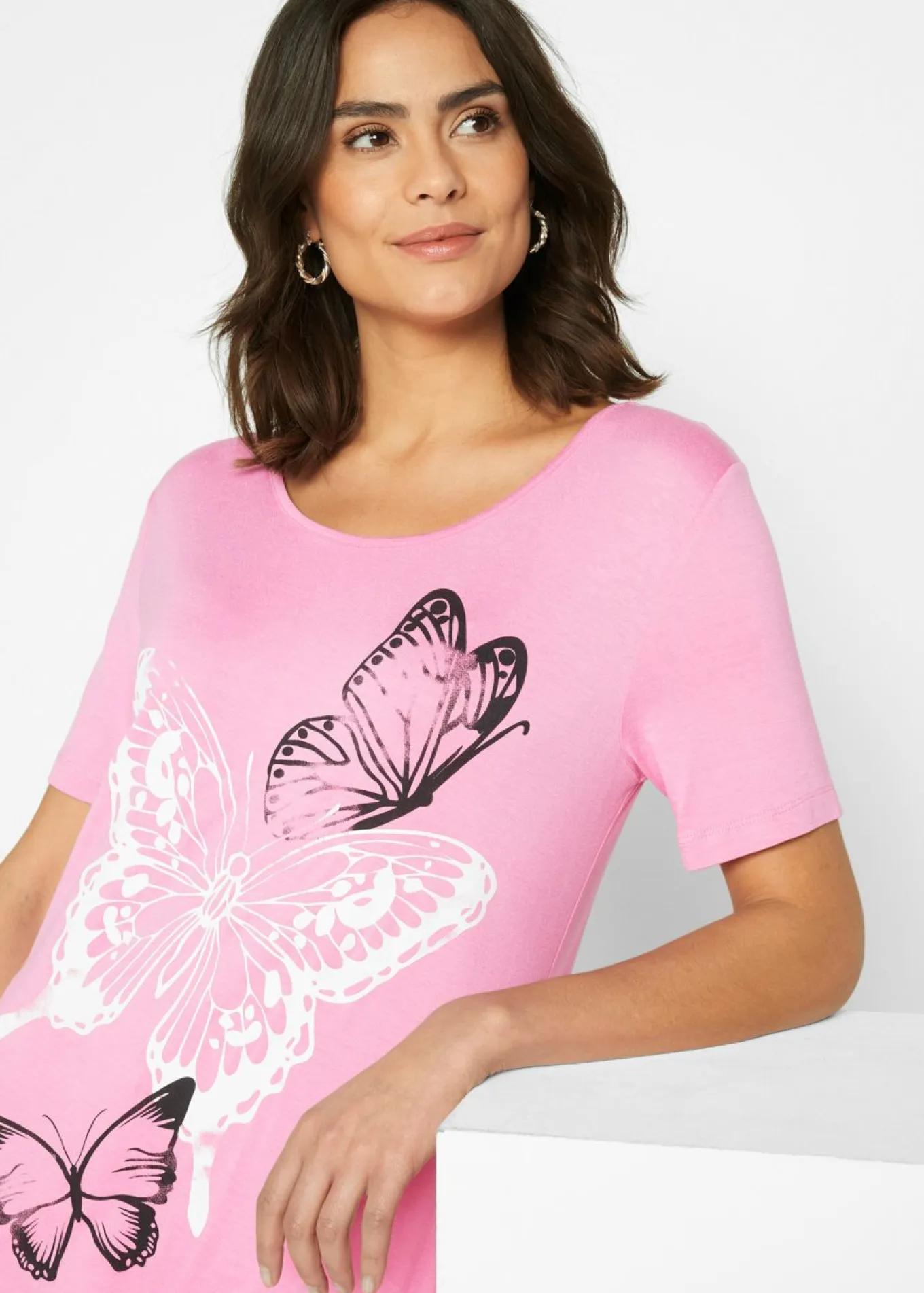 Camiseta larga con bajo irregular y estampado de mariposas