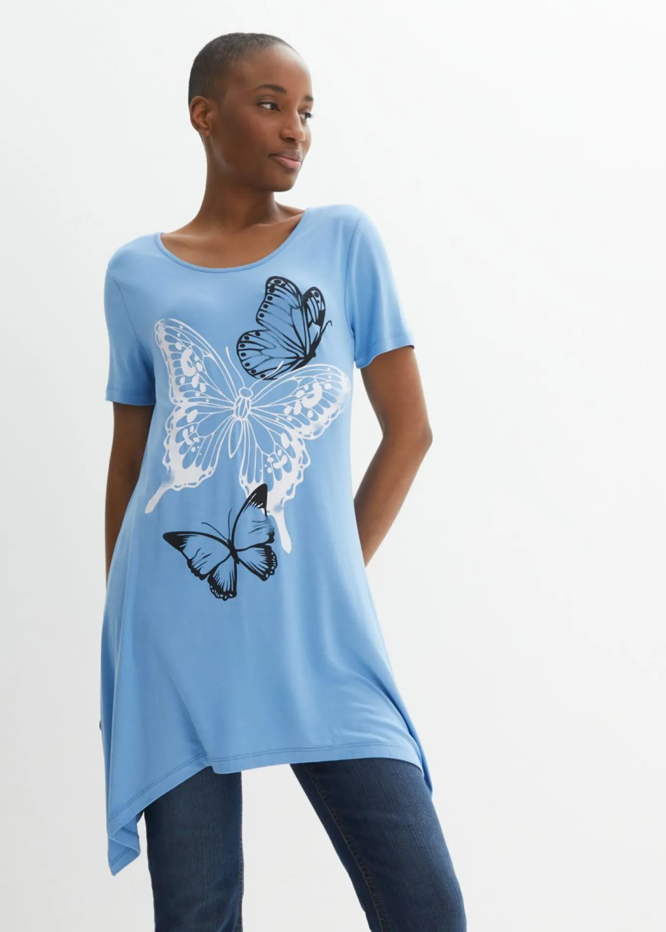 Camiseta larga con bajo irregular y estampado de mariposas