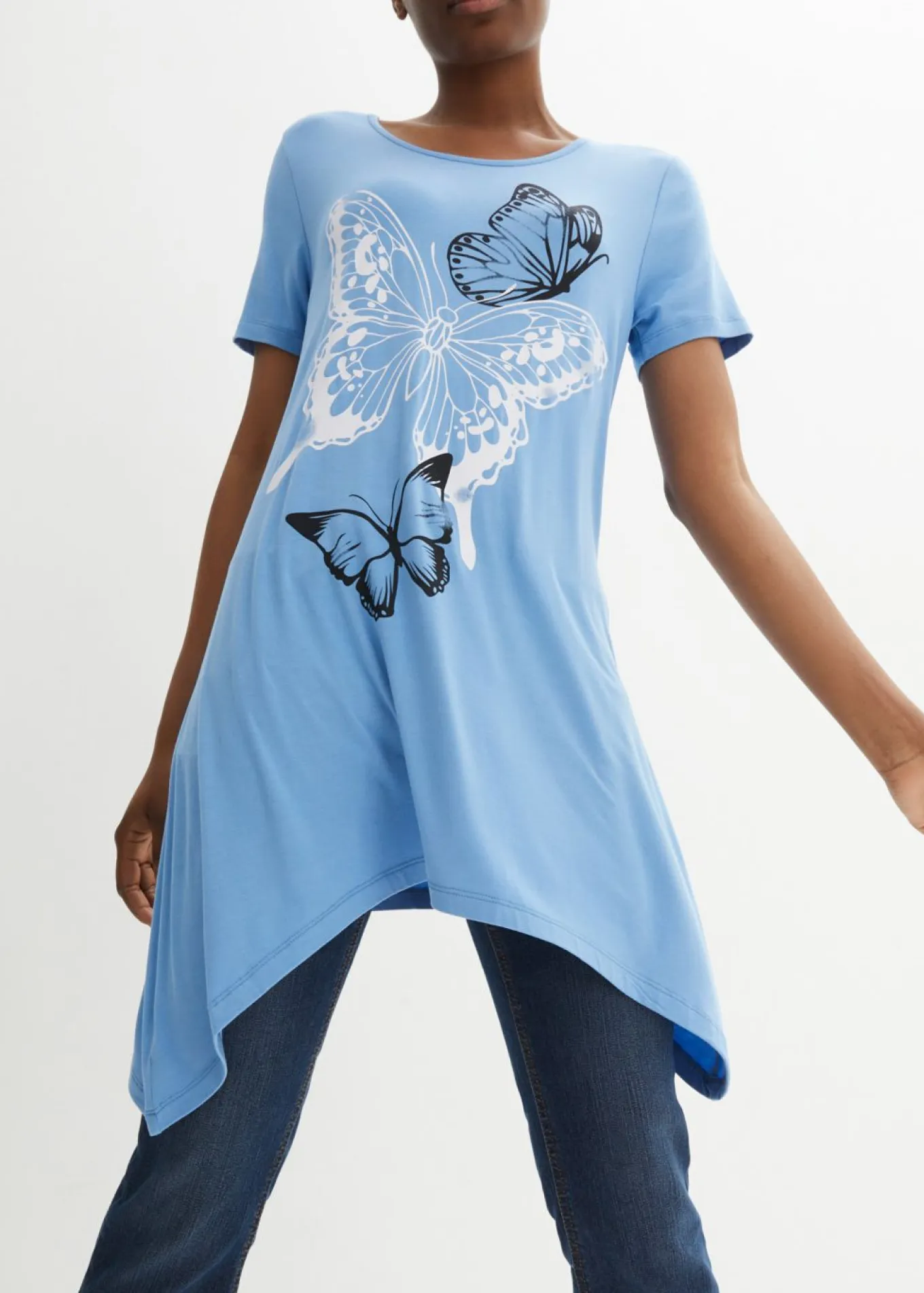 Camiseta larga con bajo irregular y estampado de mariposas