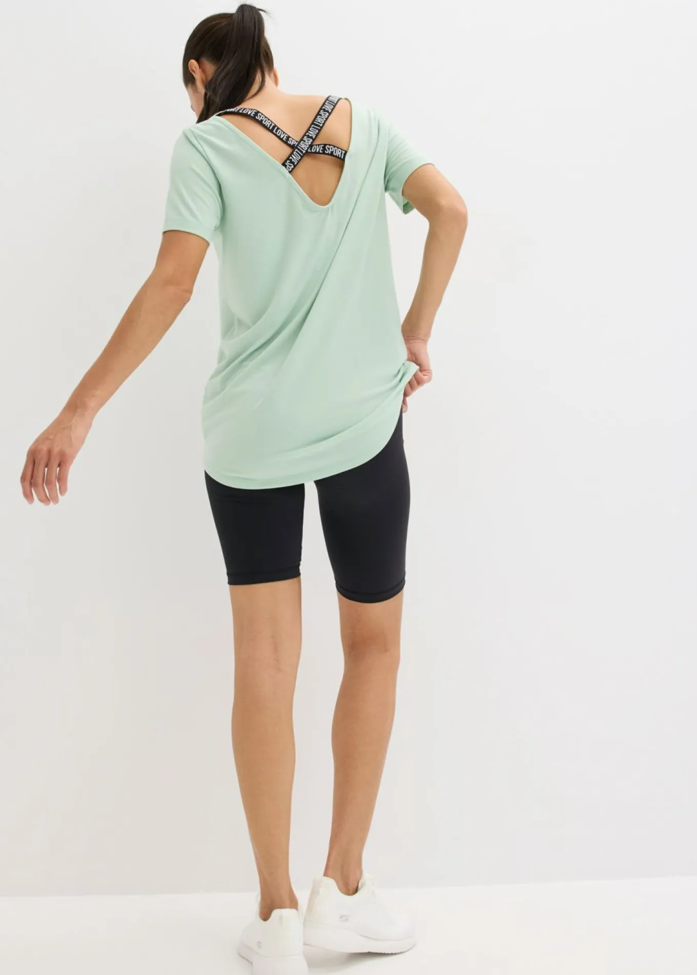 Camiseta larga deportiva con espalda abierta