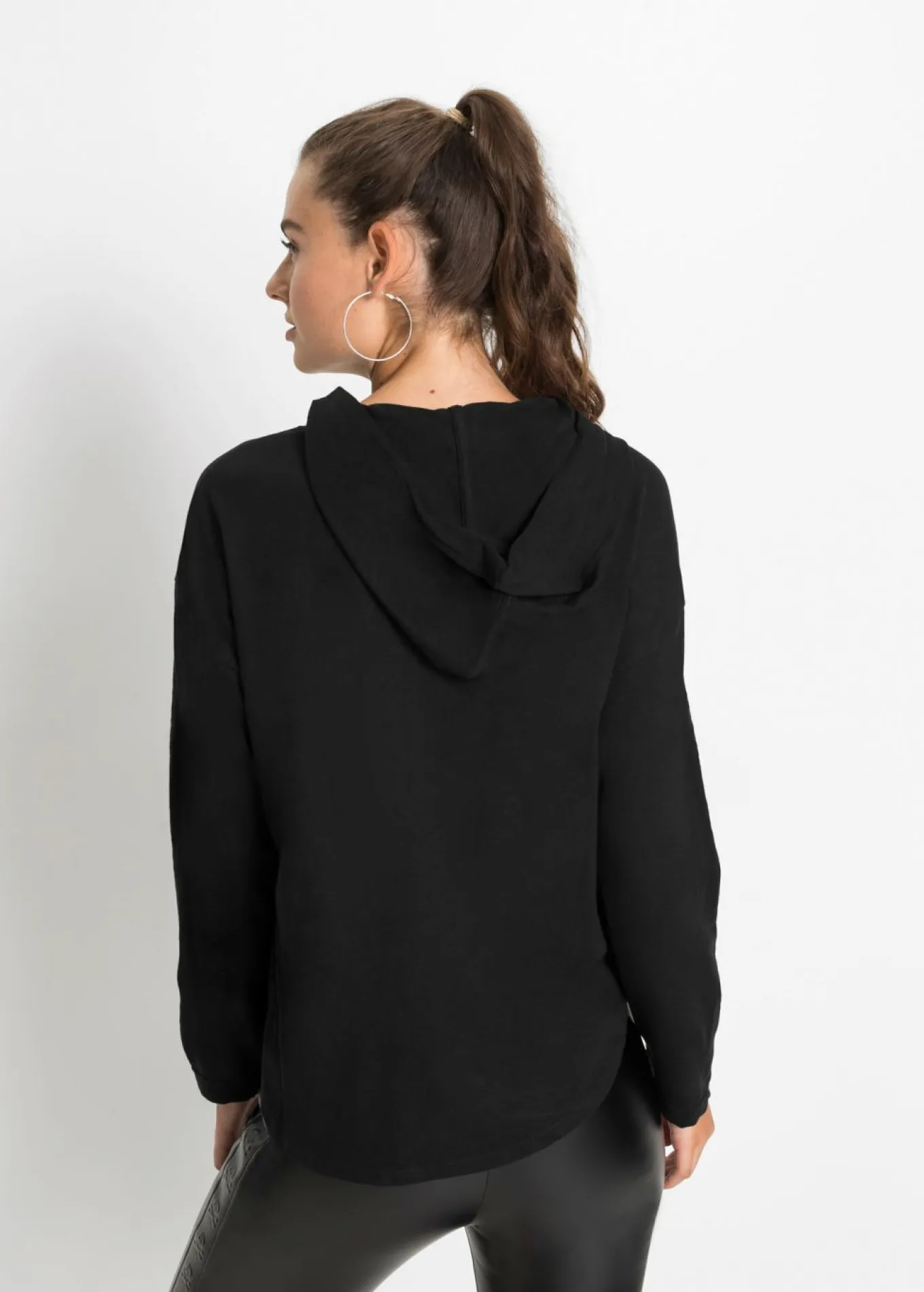Camiseta larga oversize con capucha