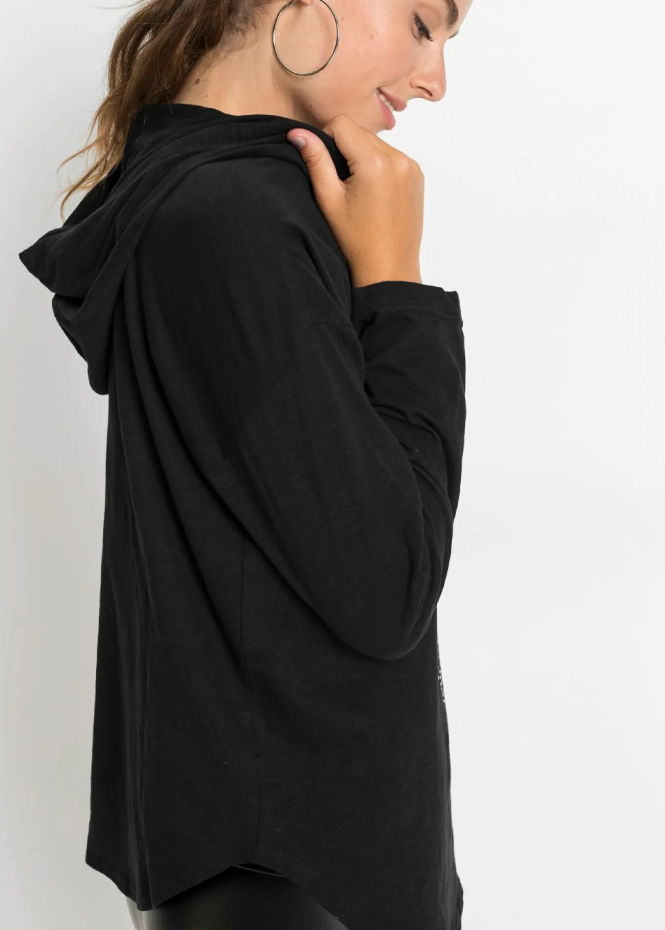 Camiseta larga oversize con capucha