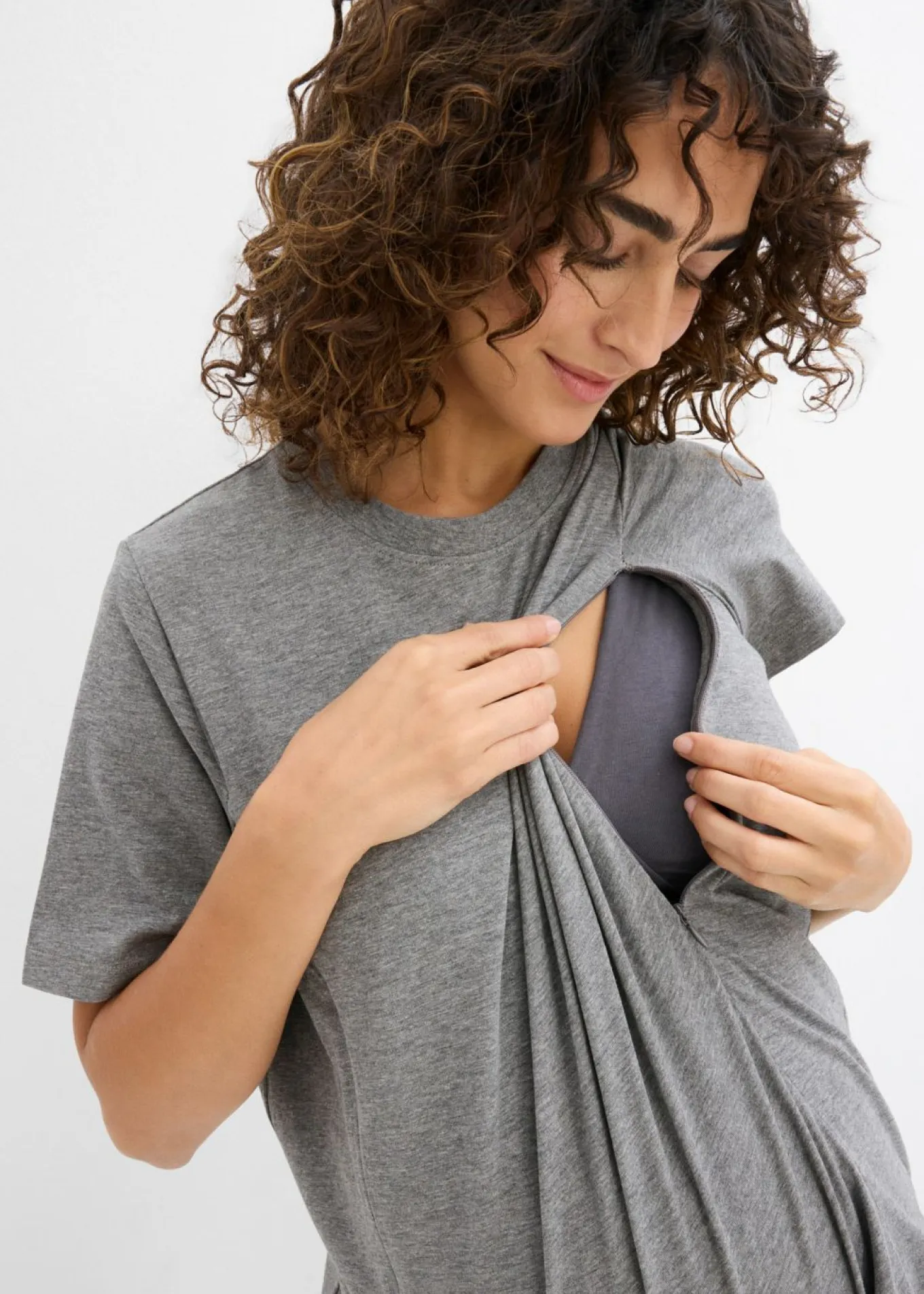 Camiseta premamá de algodón orgánico con una discreta función de lactancia