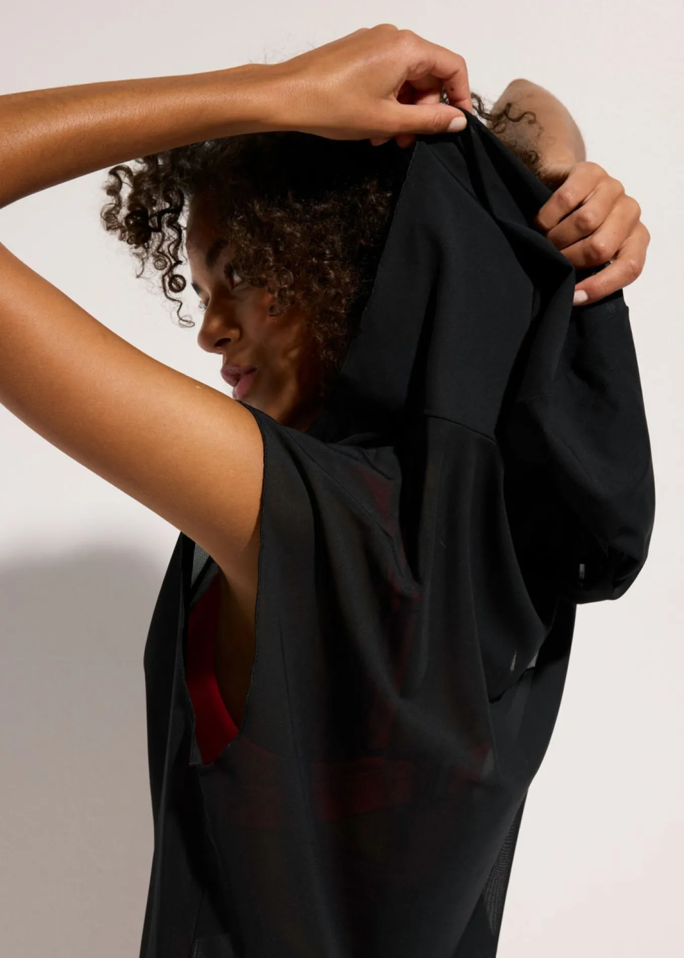 Camiseta transparente con capucha para la playa