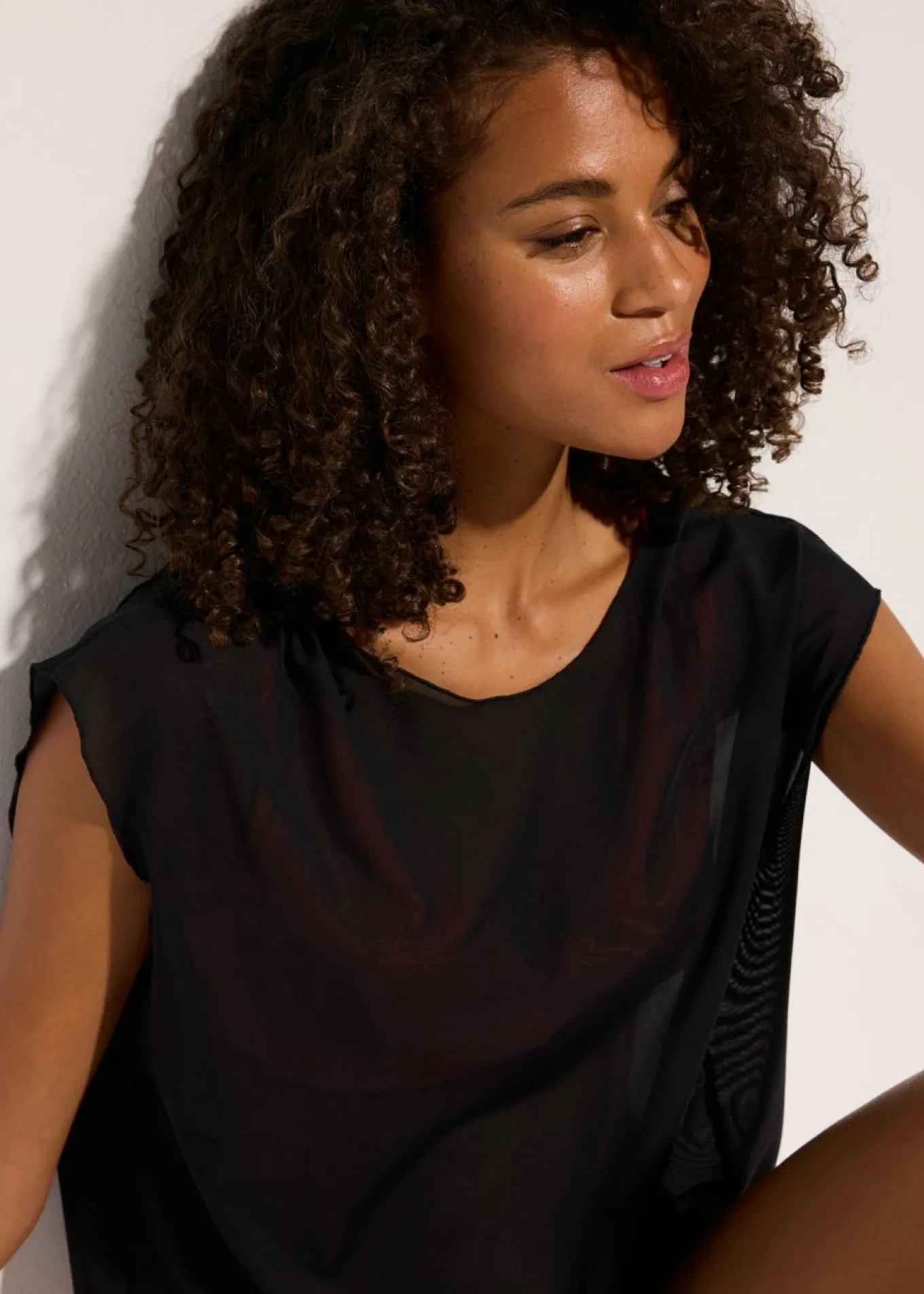 Camiseta transparente con capucha para la playa