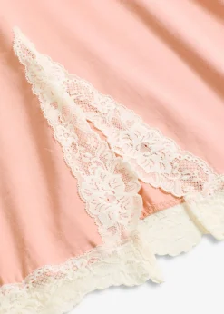 Camisón corto con un encaje delicado
