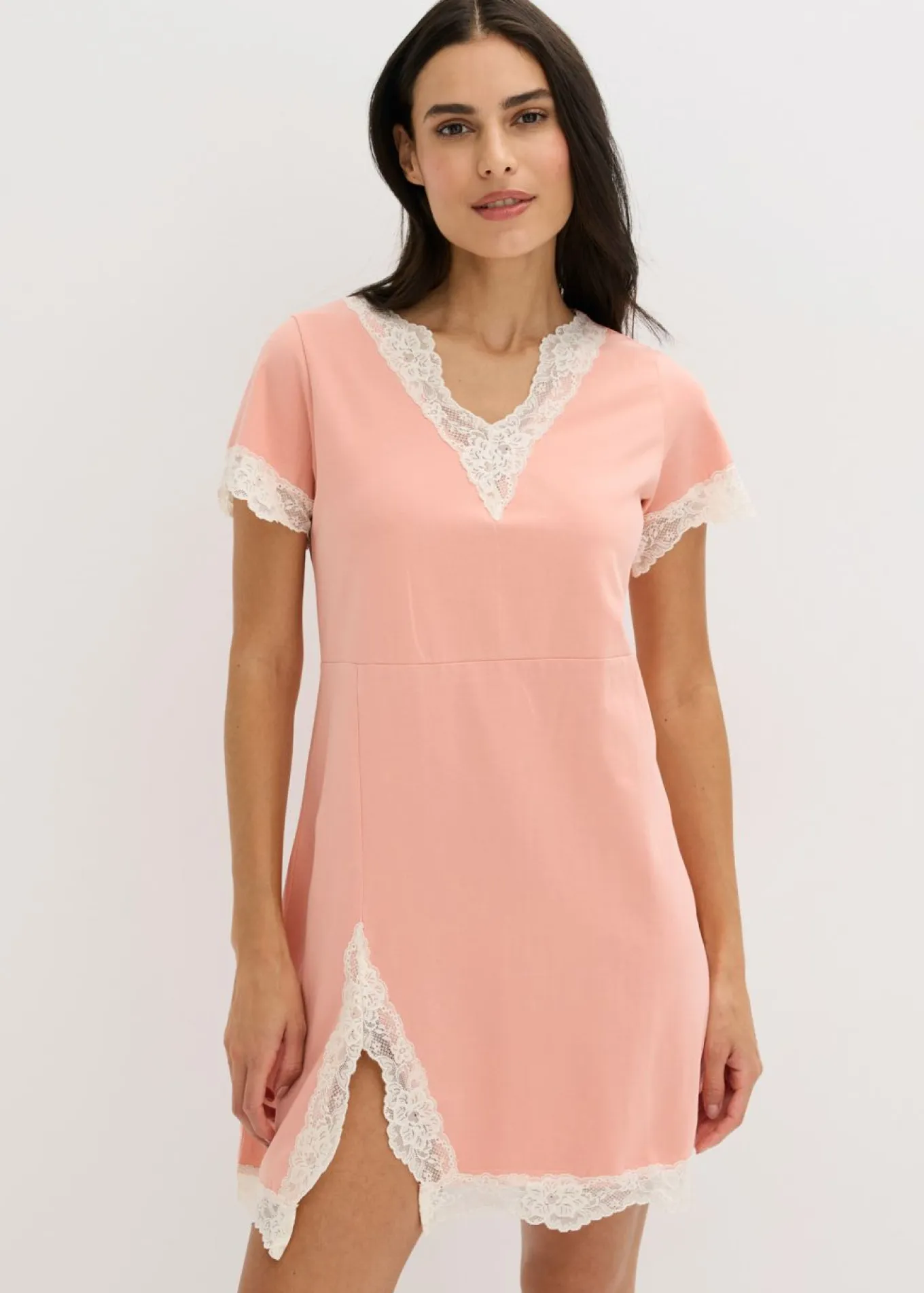 Camisón corto con un encaje delicado