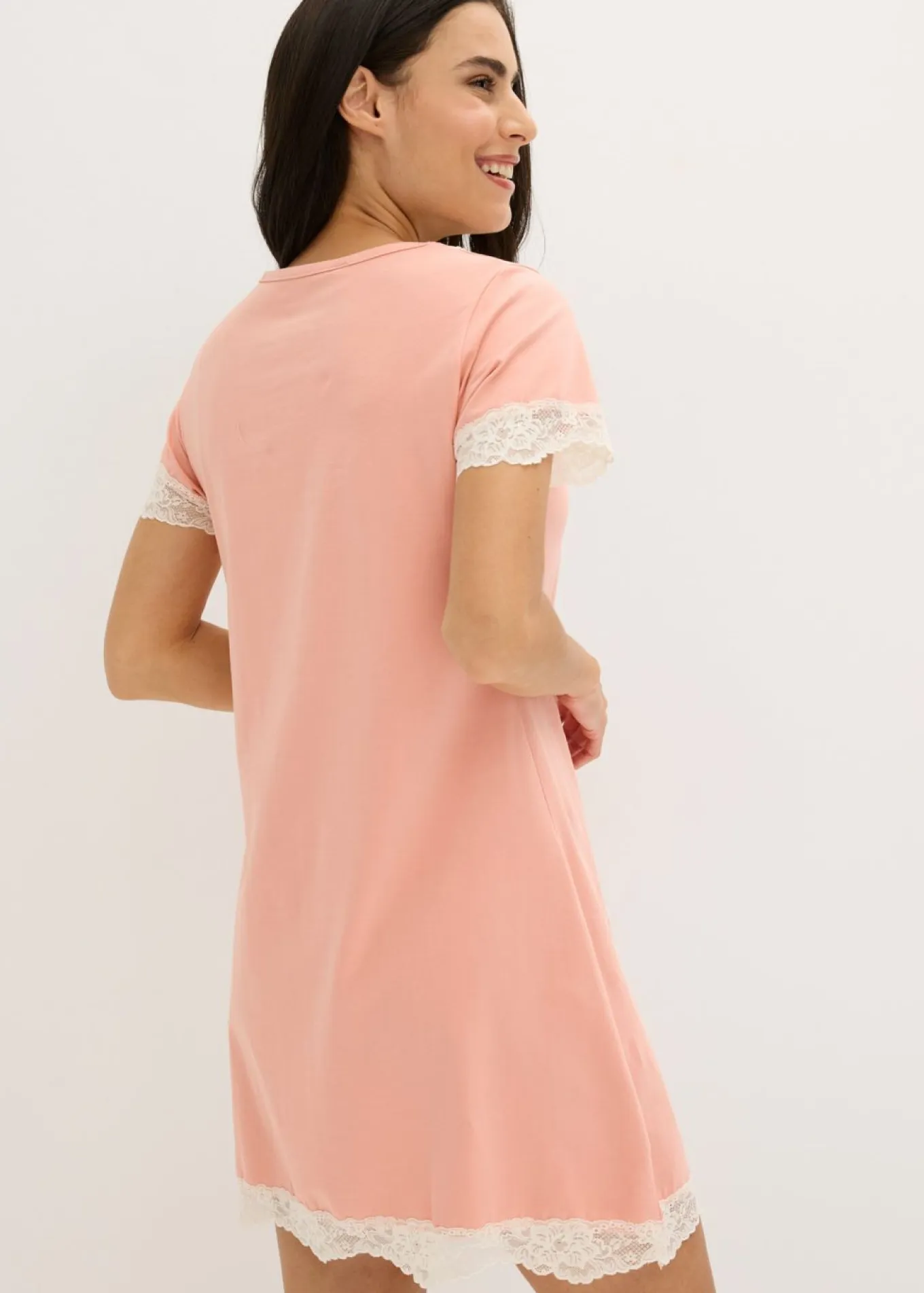 Camisón corto con un encaje delicado