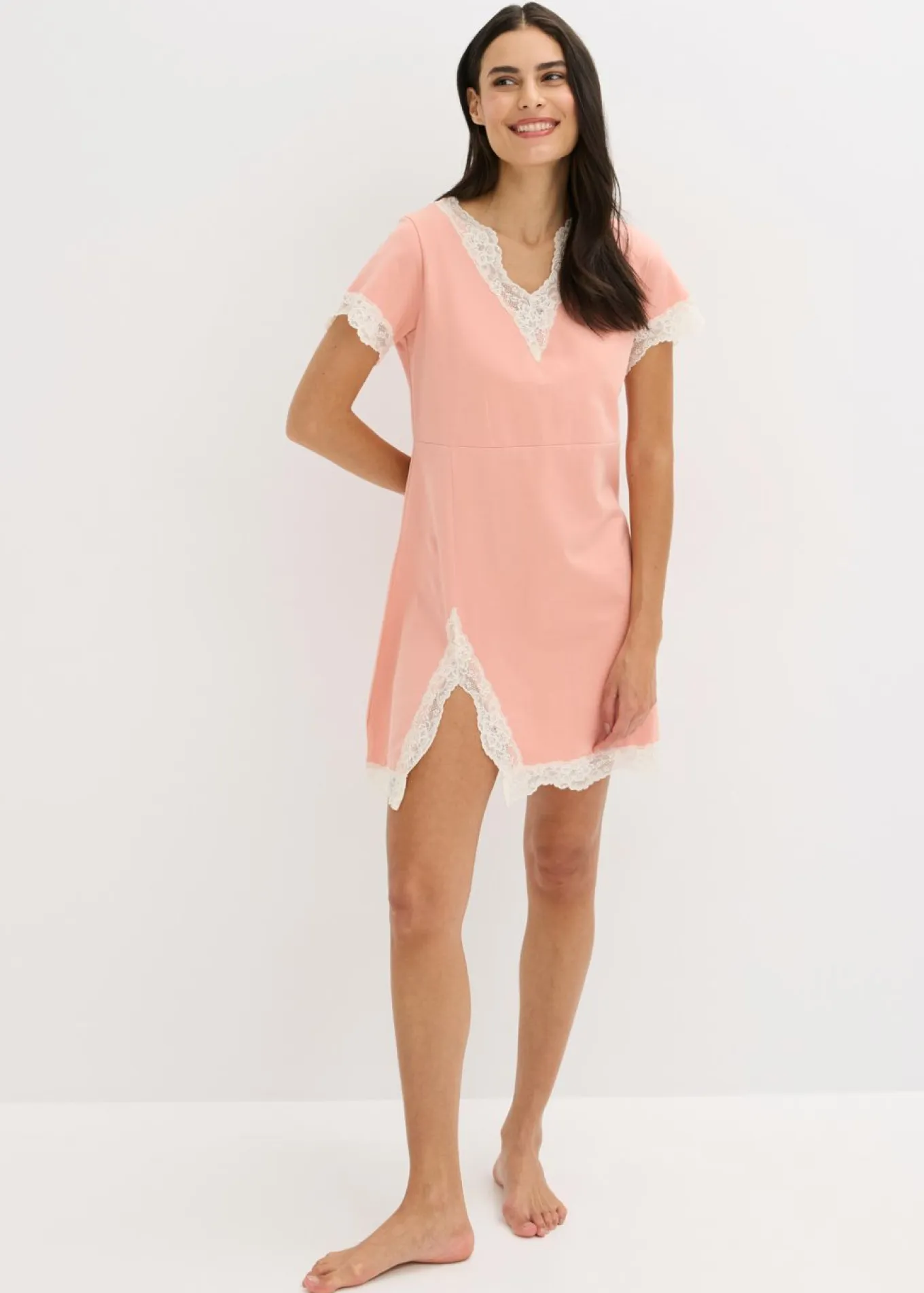 Camisón corto con un encaje delicado