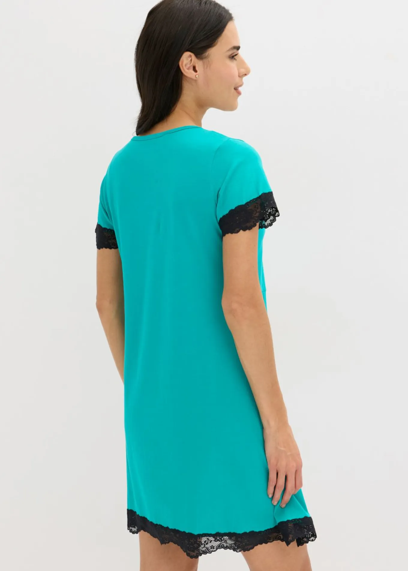 Camisón corto con un encaje delicado