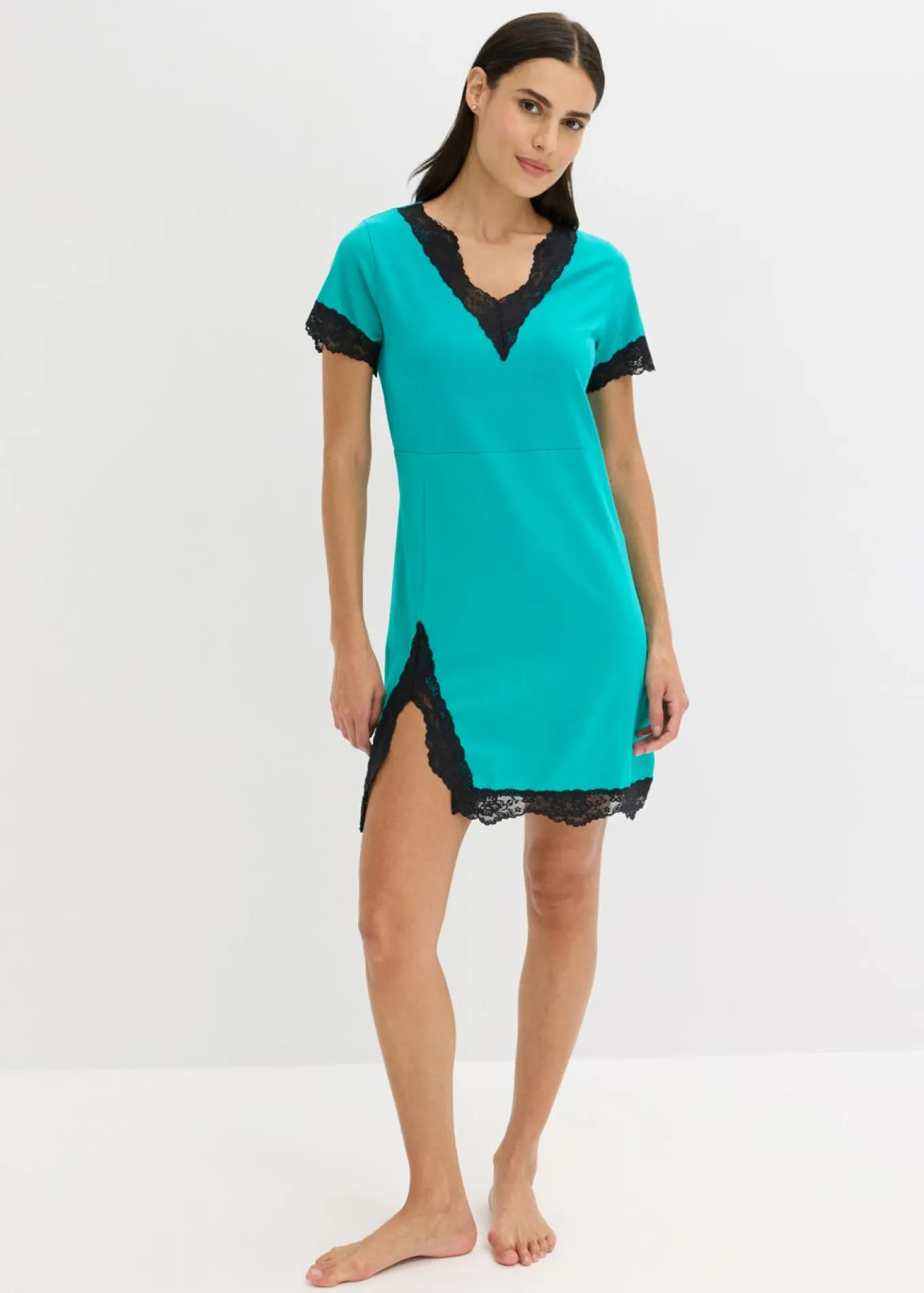 Camisón corto con un encaje delicado