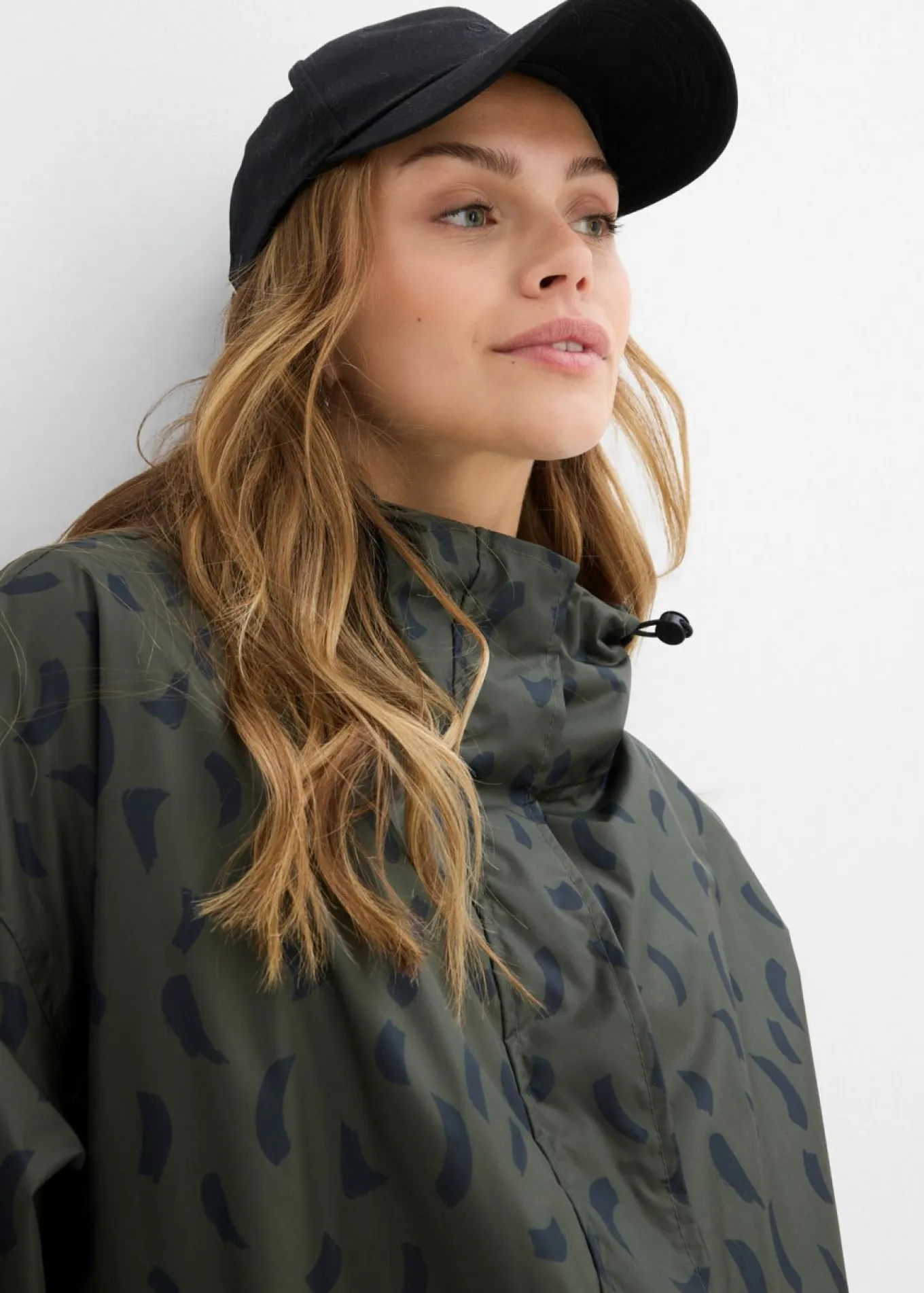 Capa impermeable premamá 3 en 1 con inserto de porteo y bolsa