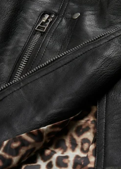 Cazadora de estilo biker