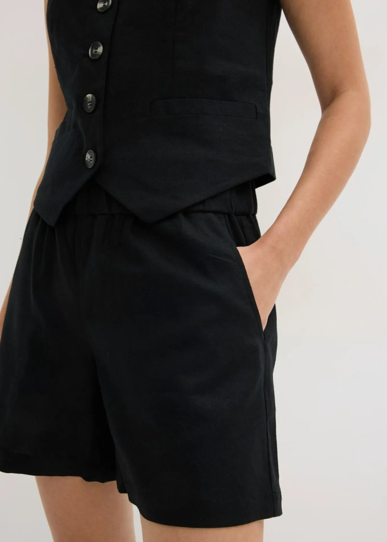 Chaleco y pantalón corto de mezcla de lino