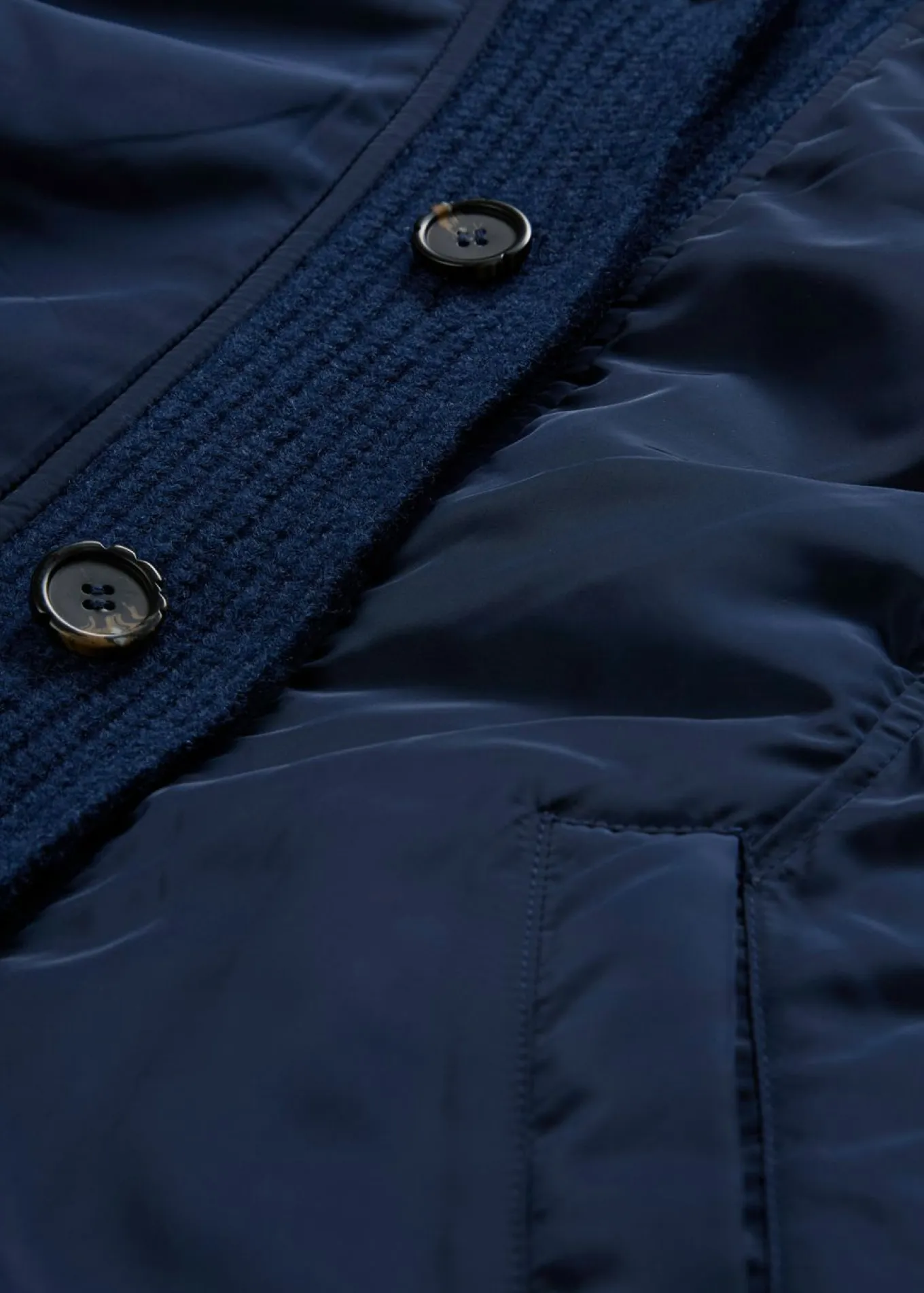 Chaqueta acolchada con puños de punto