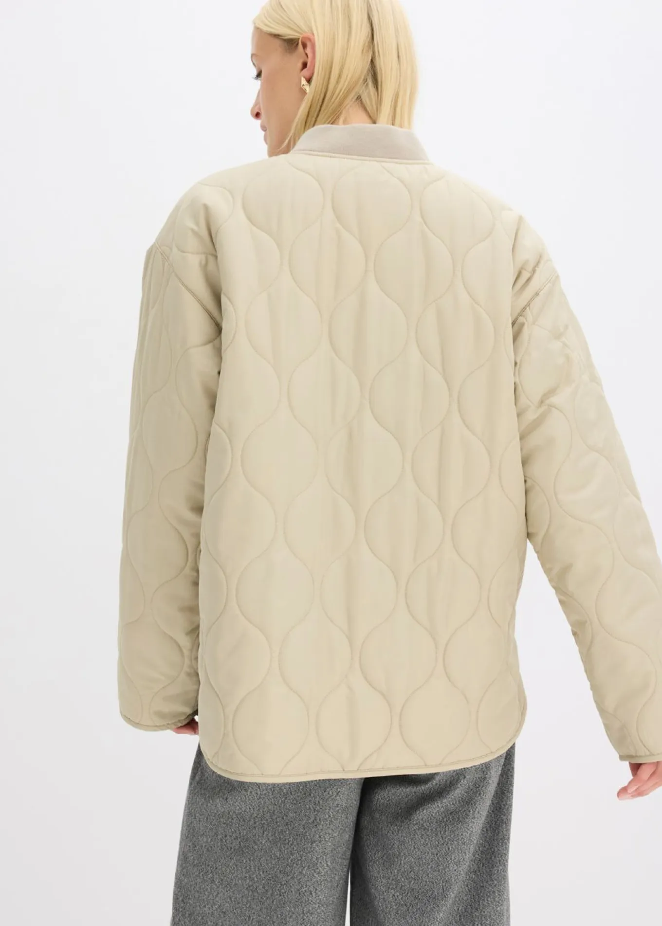 Chaqueta acolchada ultraligera con corte holgado