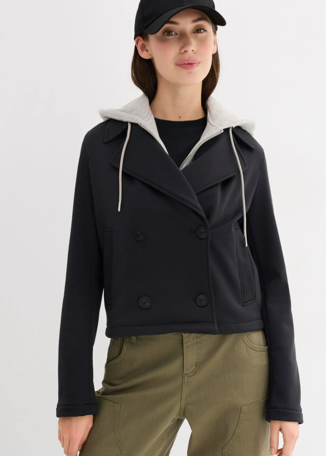 Chaqueta con capucha desmontable