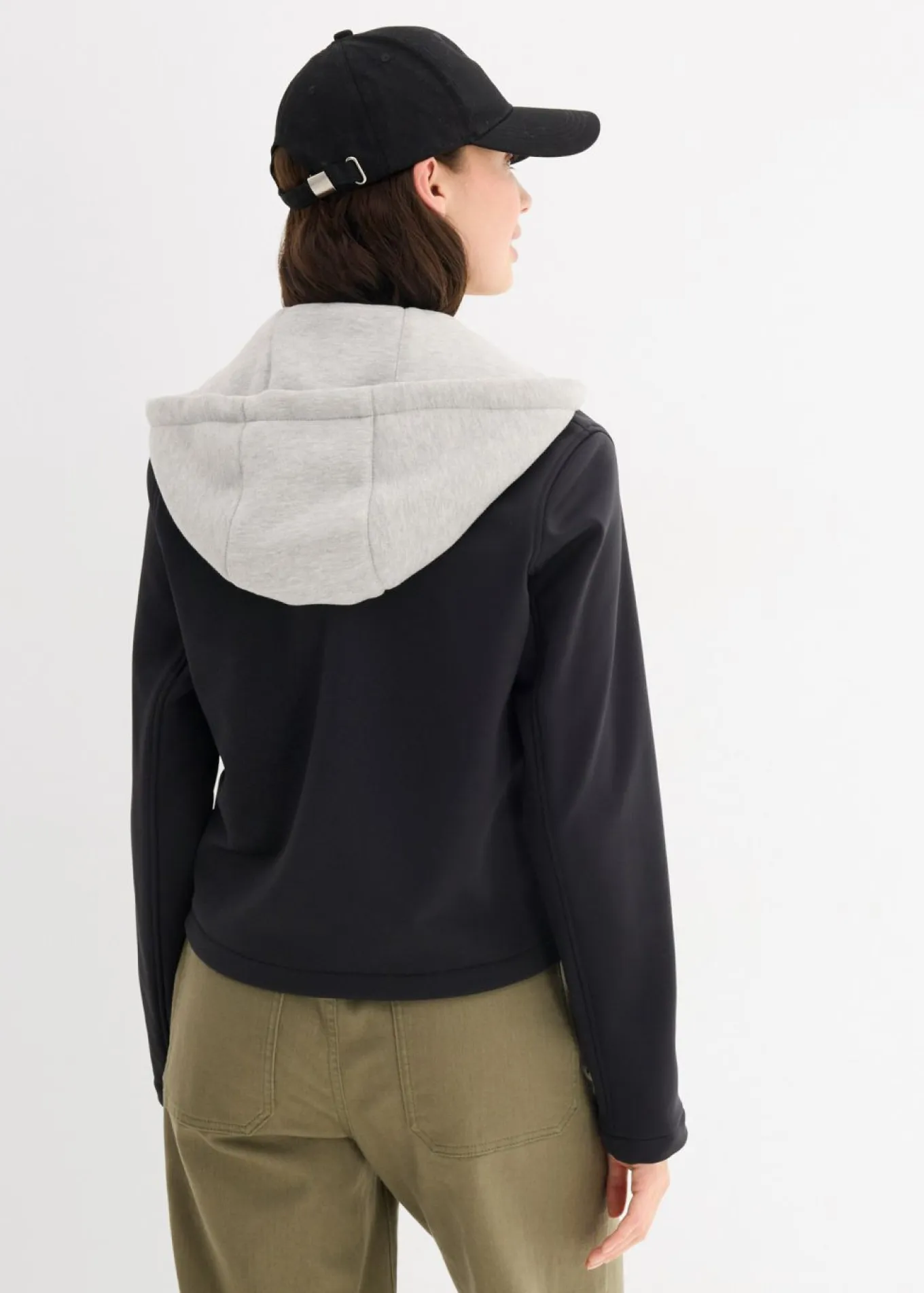 Chaqueta con capucha desmontable