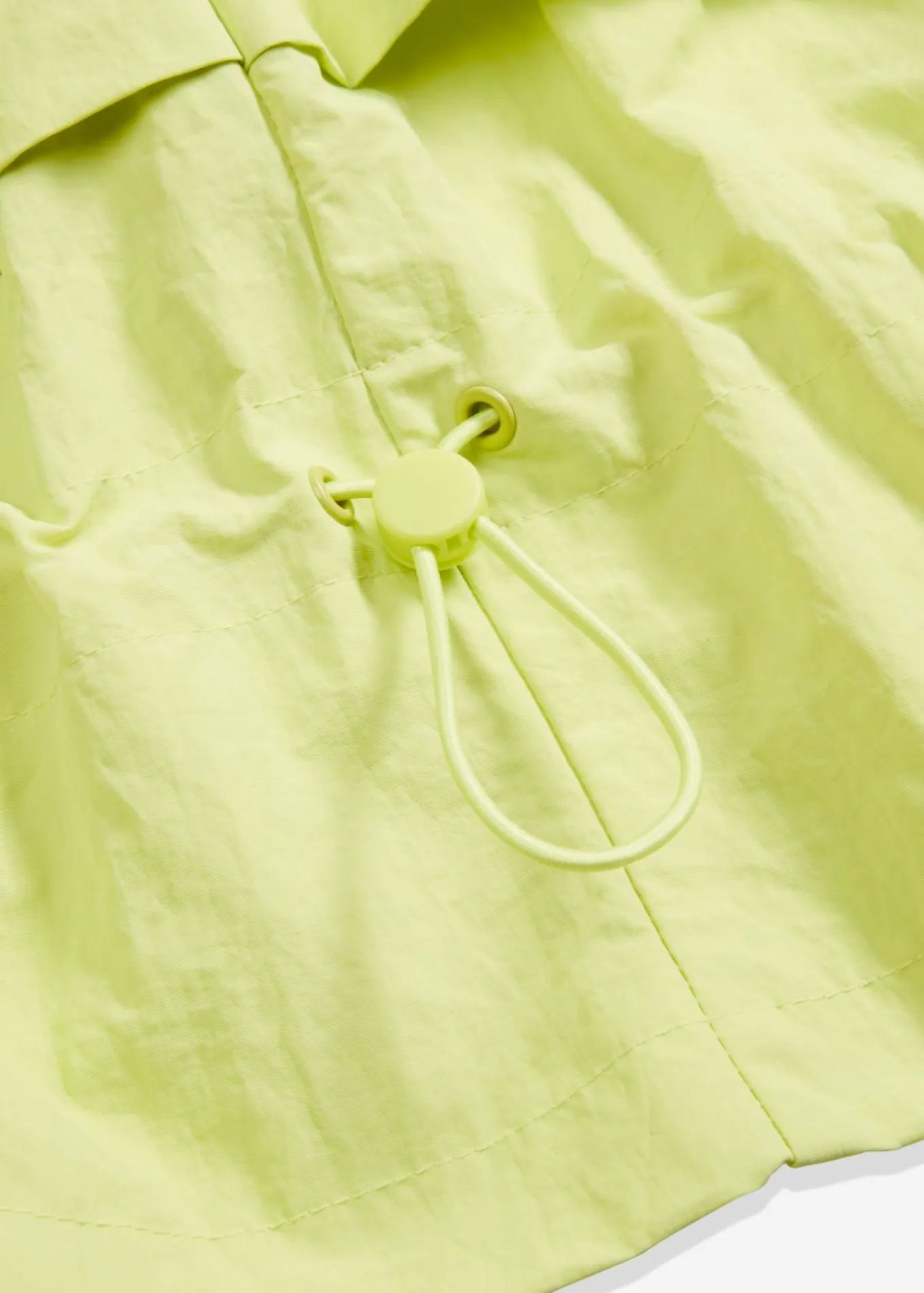 Chaqueta corta con cordón ajustable en la cintura