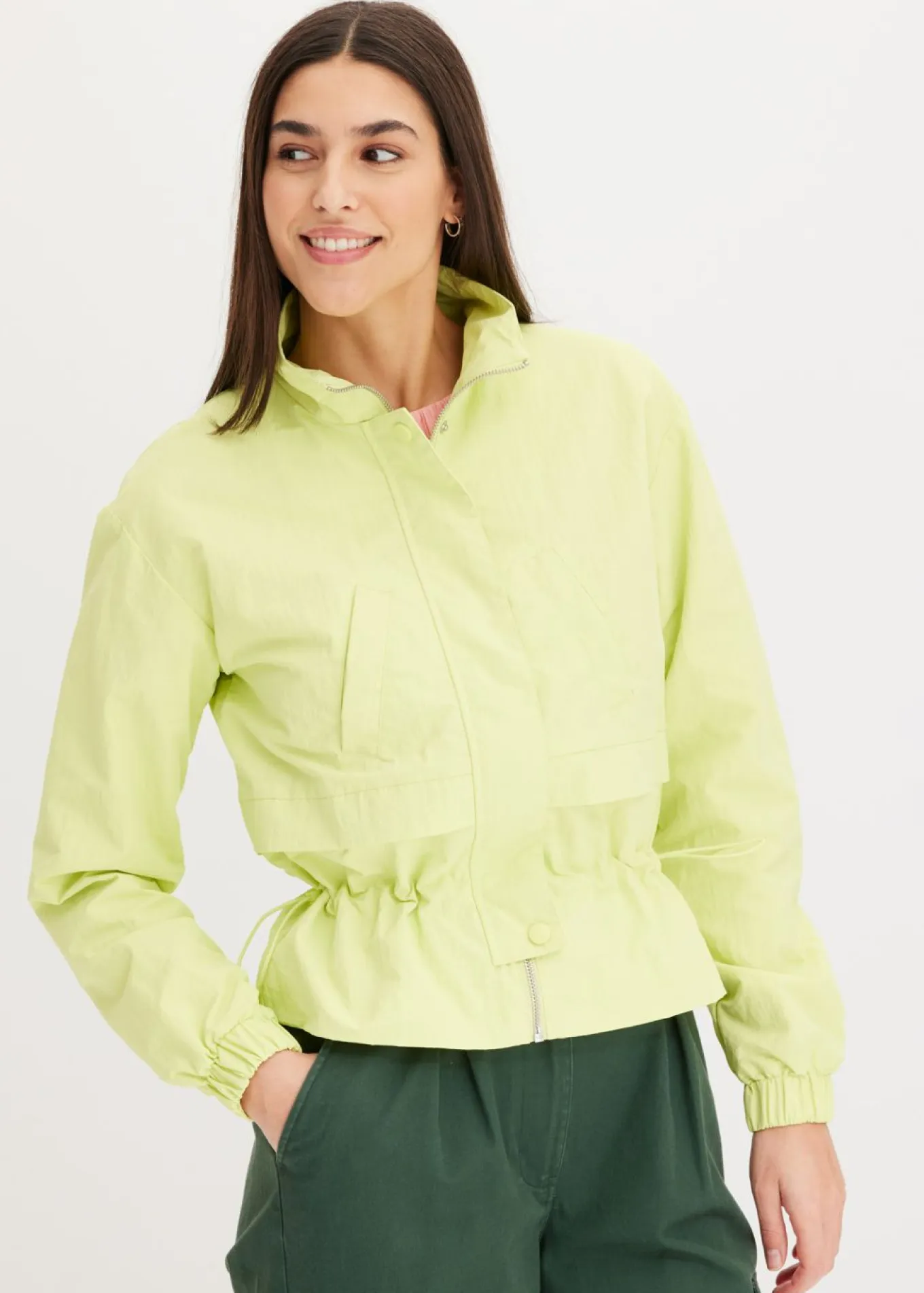 Chaqueta corta con cordón ajustable en la cintura