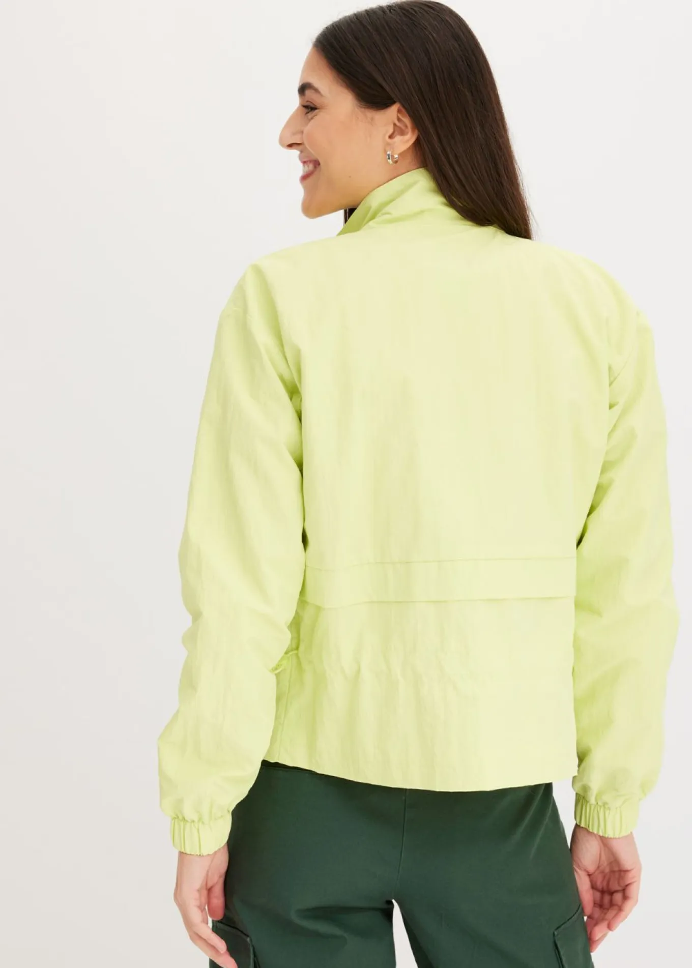 Chaqueta corta con cordón ajustable en la cintura