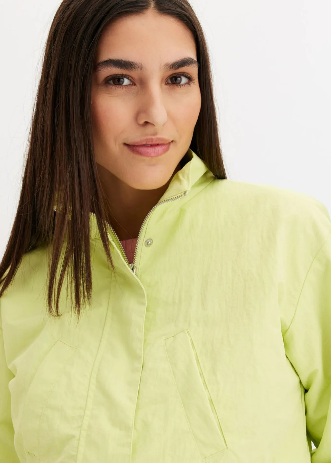 Chaqueta corta con cordón ajustable en la cintura