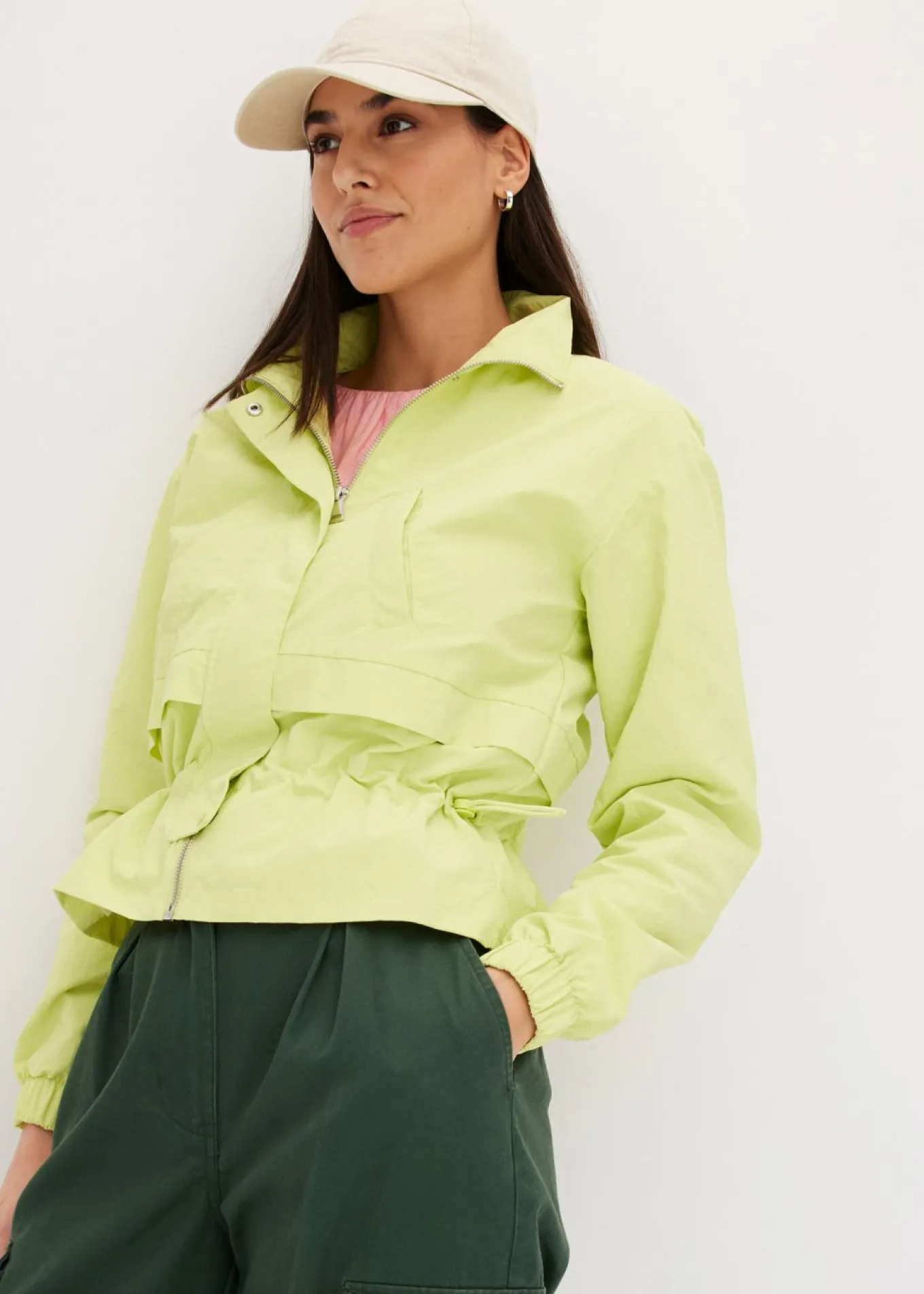 Chaqueta corta con cordón ajustable en la cintura
