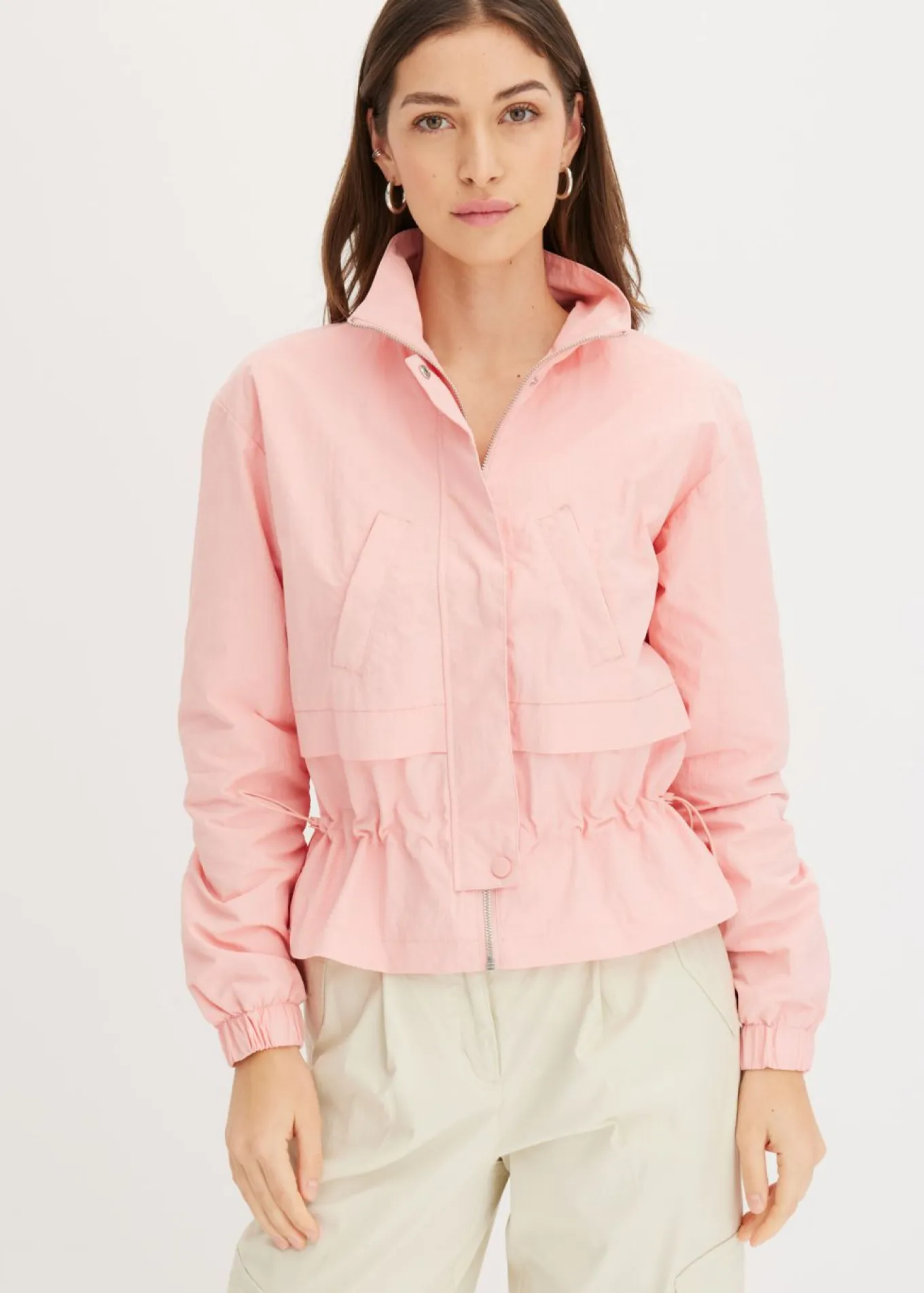 Chaqueta corta con cordón ajustable en la cintura
