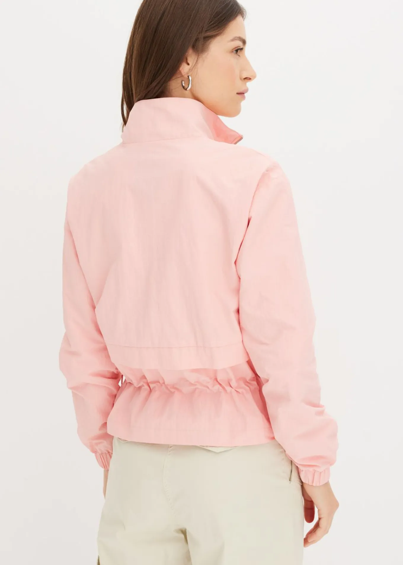 Chaqueta corta con cordón ajustable en la cintura