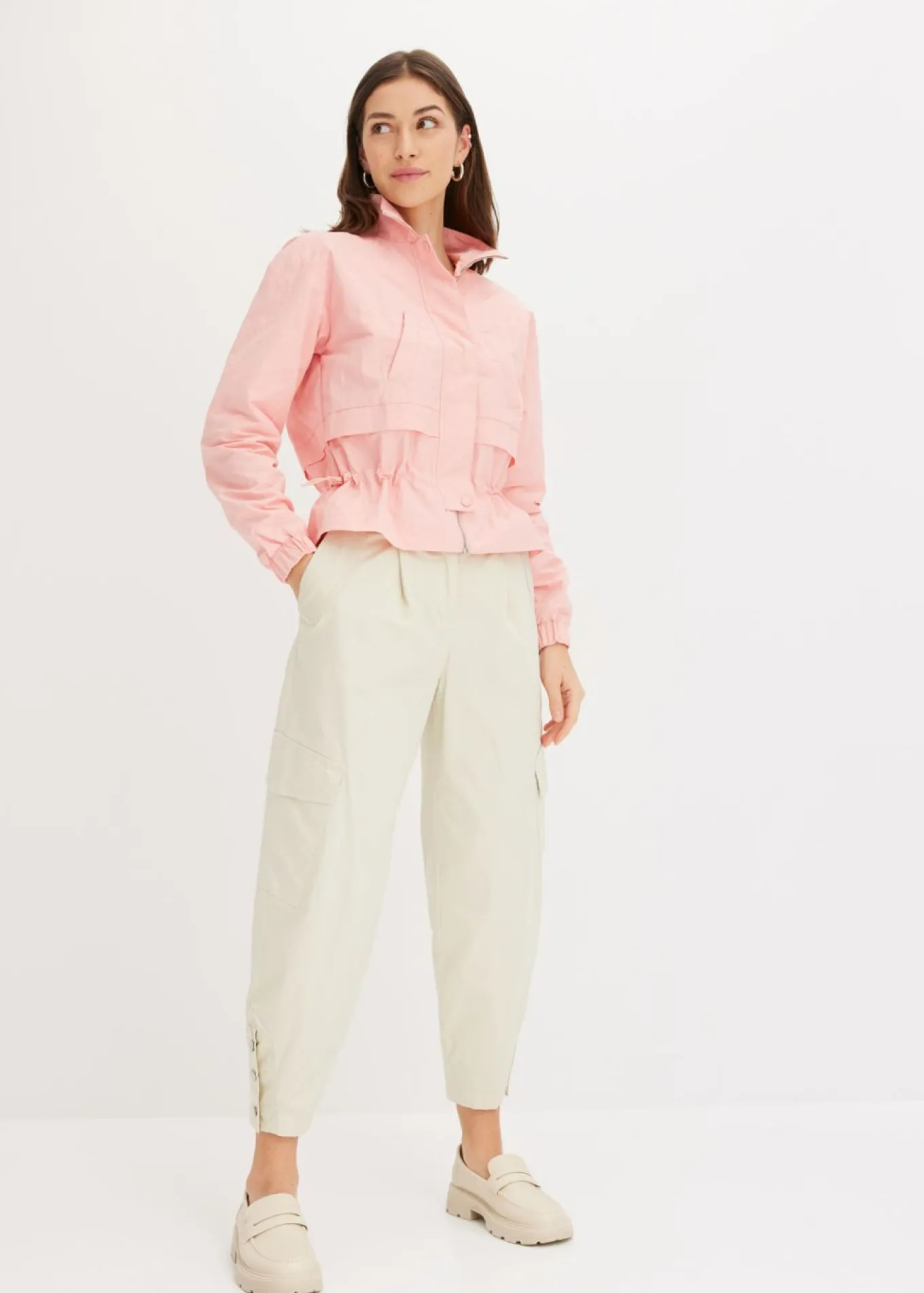 Chaqueta corta con cordón ajustable en la cintura