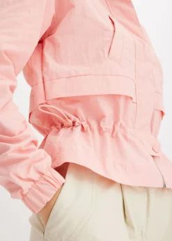 Chaqueta corta con cordón ajustable en la cintura