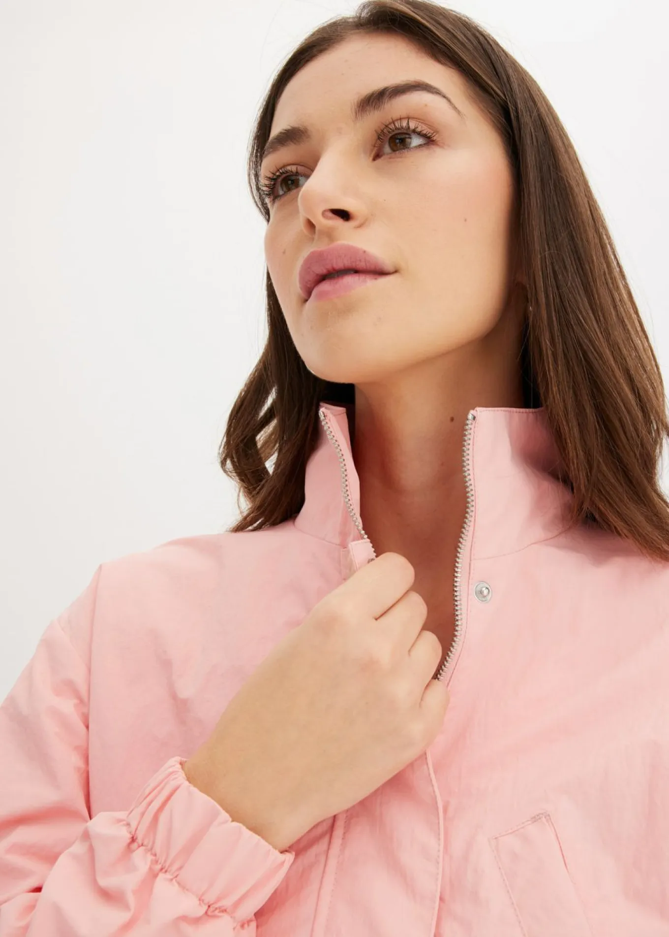 Chaqueta corta con cordón ajustable en la cintura