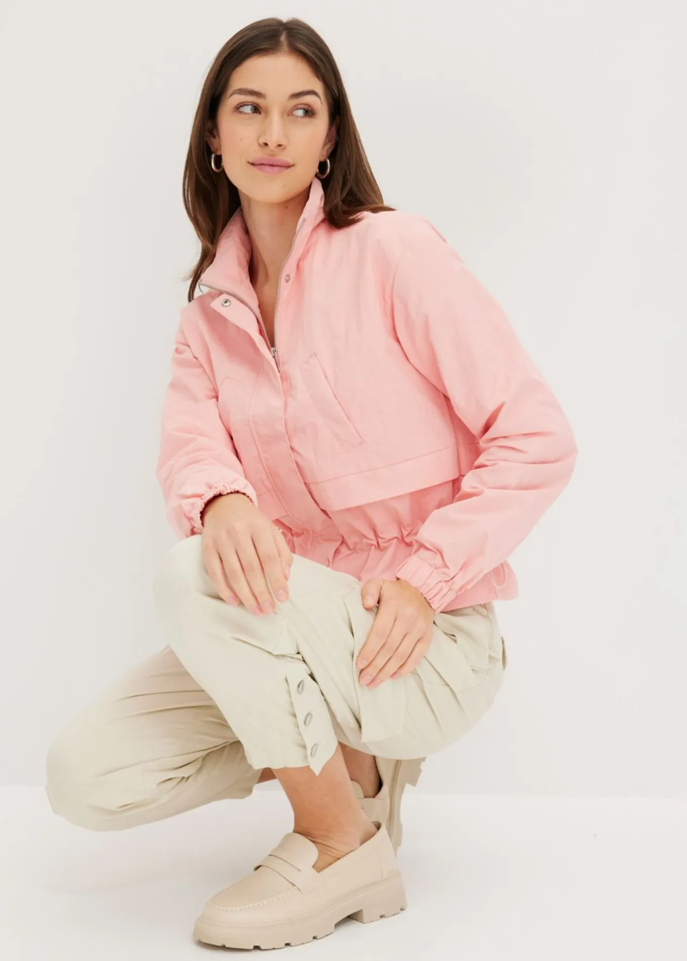 Chaqueta corta con cordón ajustable en la cintura
