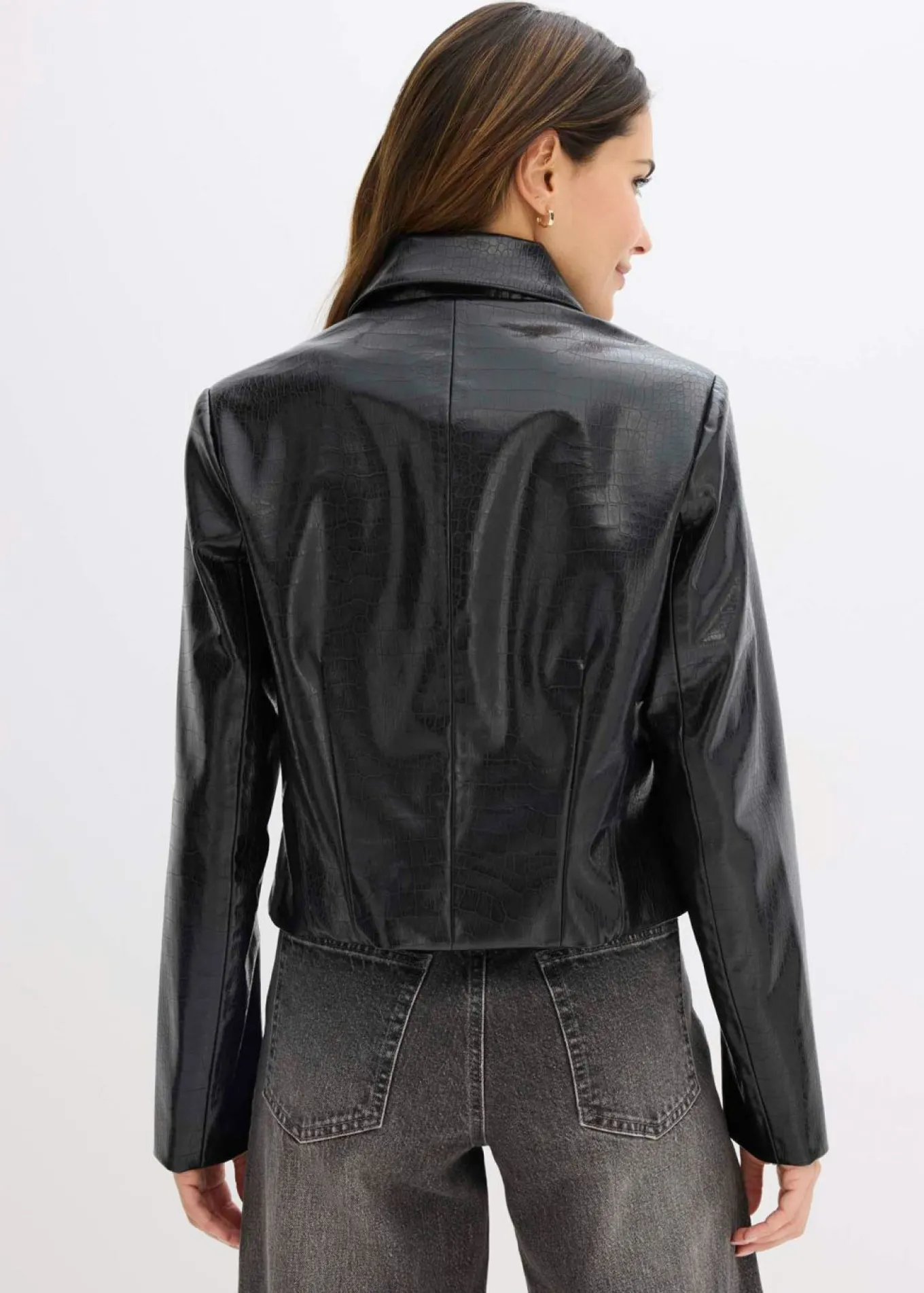 Chaqueta corta de piel sintética con acabado de cocodrilo brillante